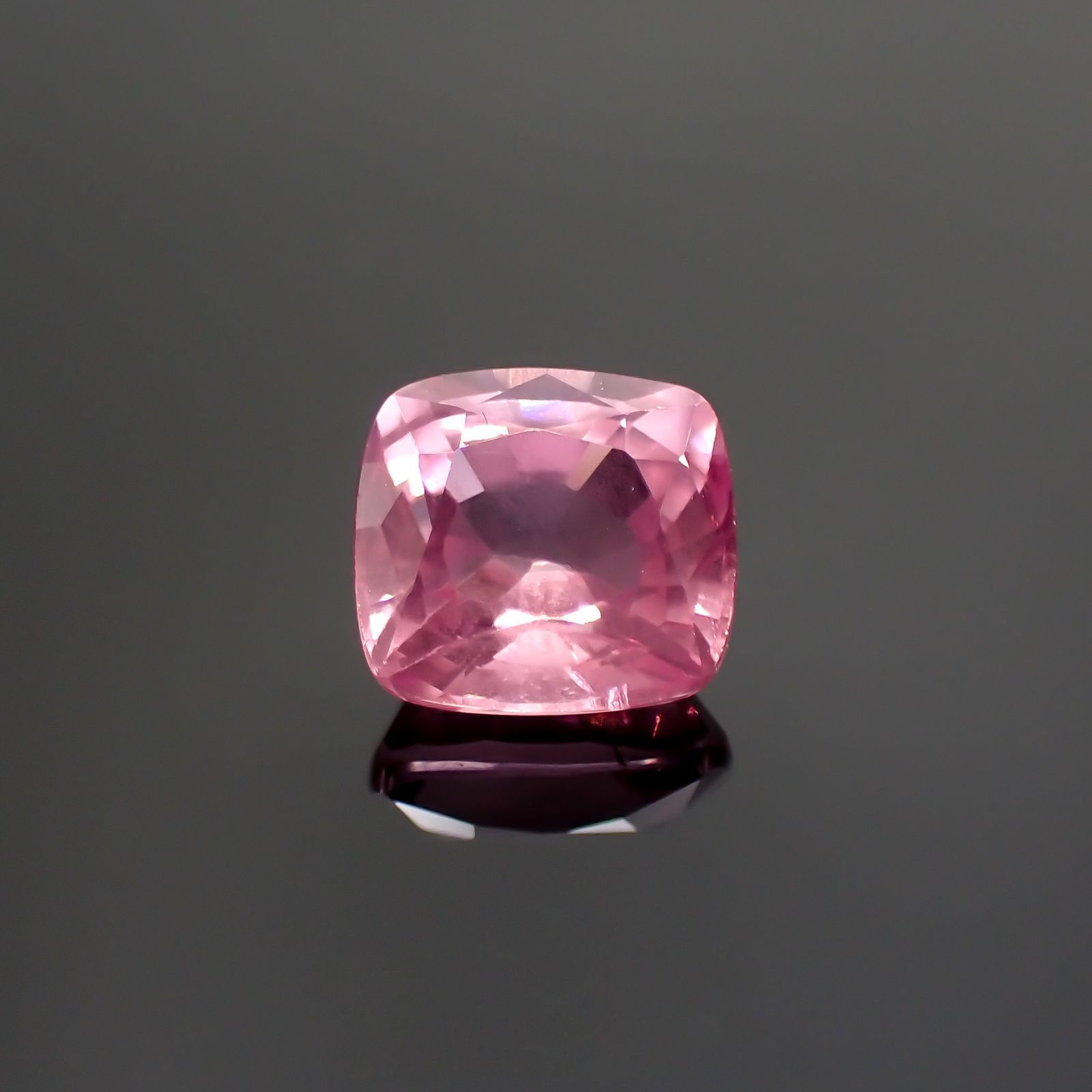 ピンクスピネル(宝石名ピンク・スピネル)タンザニア産 1.305ct ソ付(彩珠)[231124093]6.4x5.9mm前後