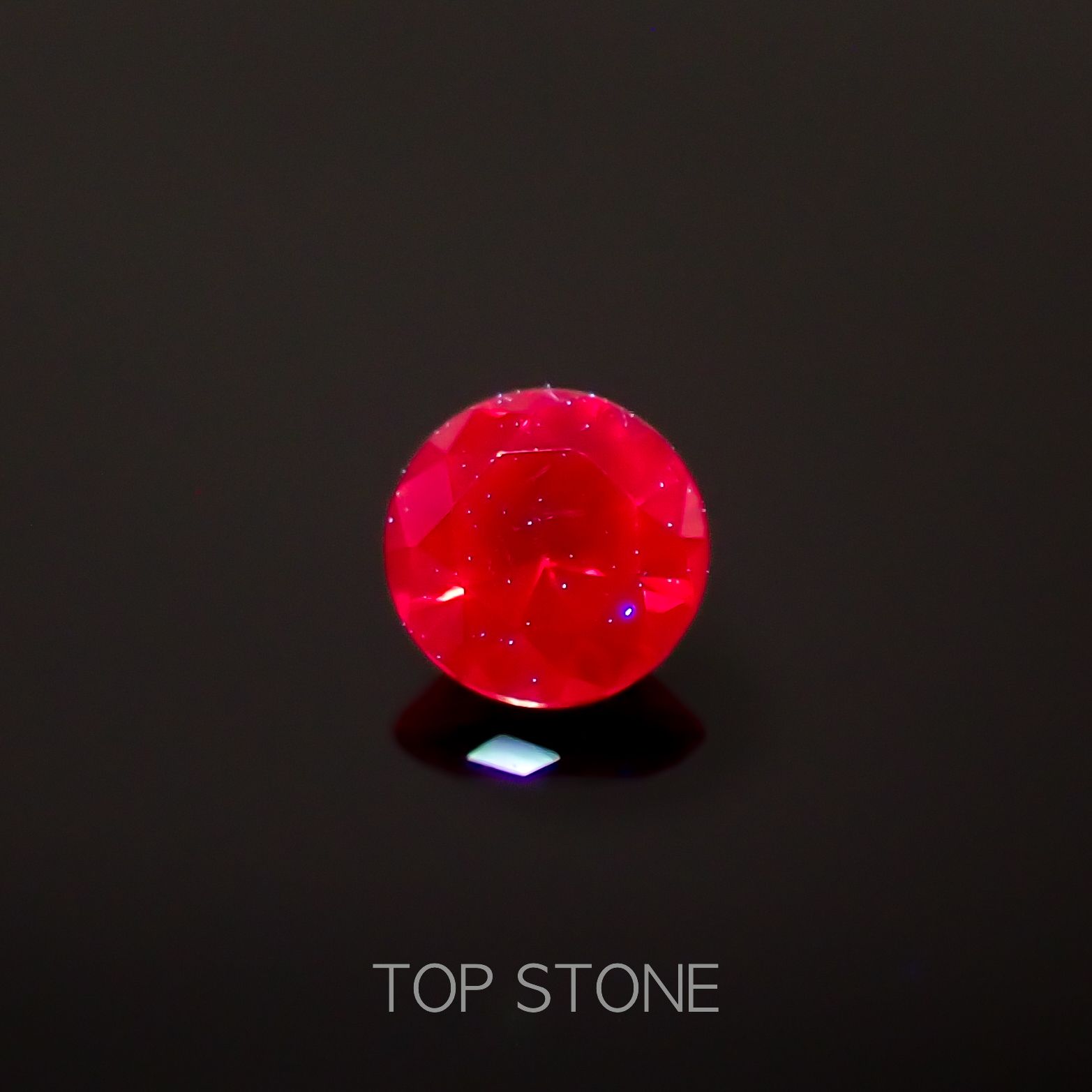 レッドスピネル ビルマ/マダガスカル産 0.19ct[230220546]3.5x3