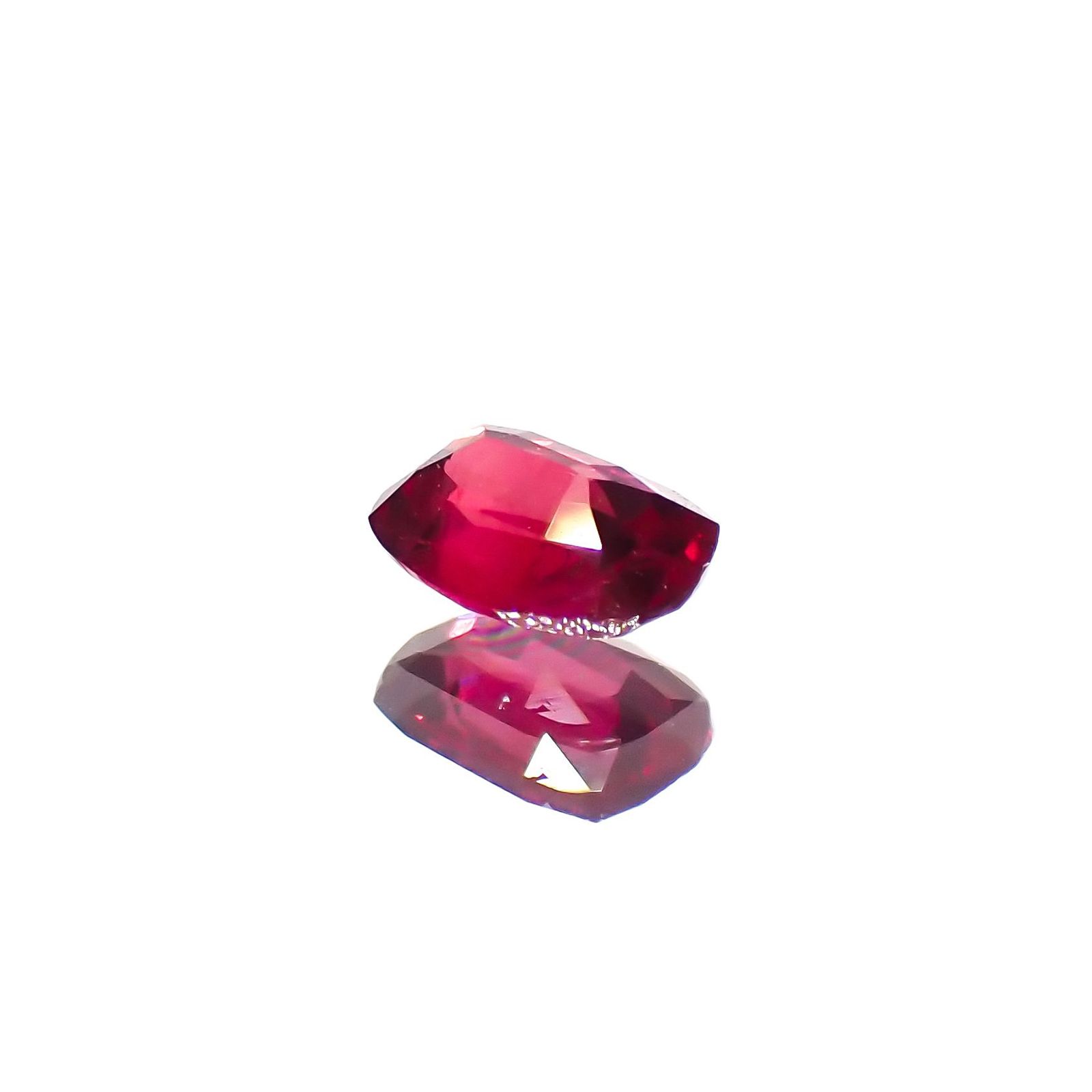 ルビー 非加熱 マダガスカル産 0.25ct / 4.2x3.1mm前後 [230622343]