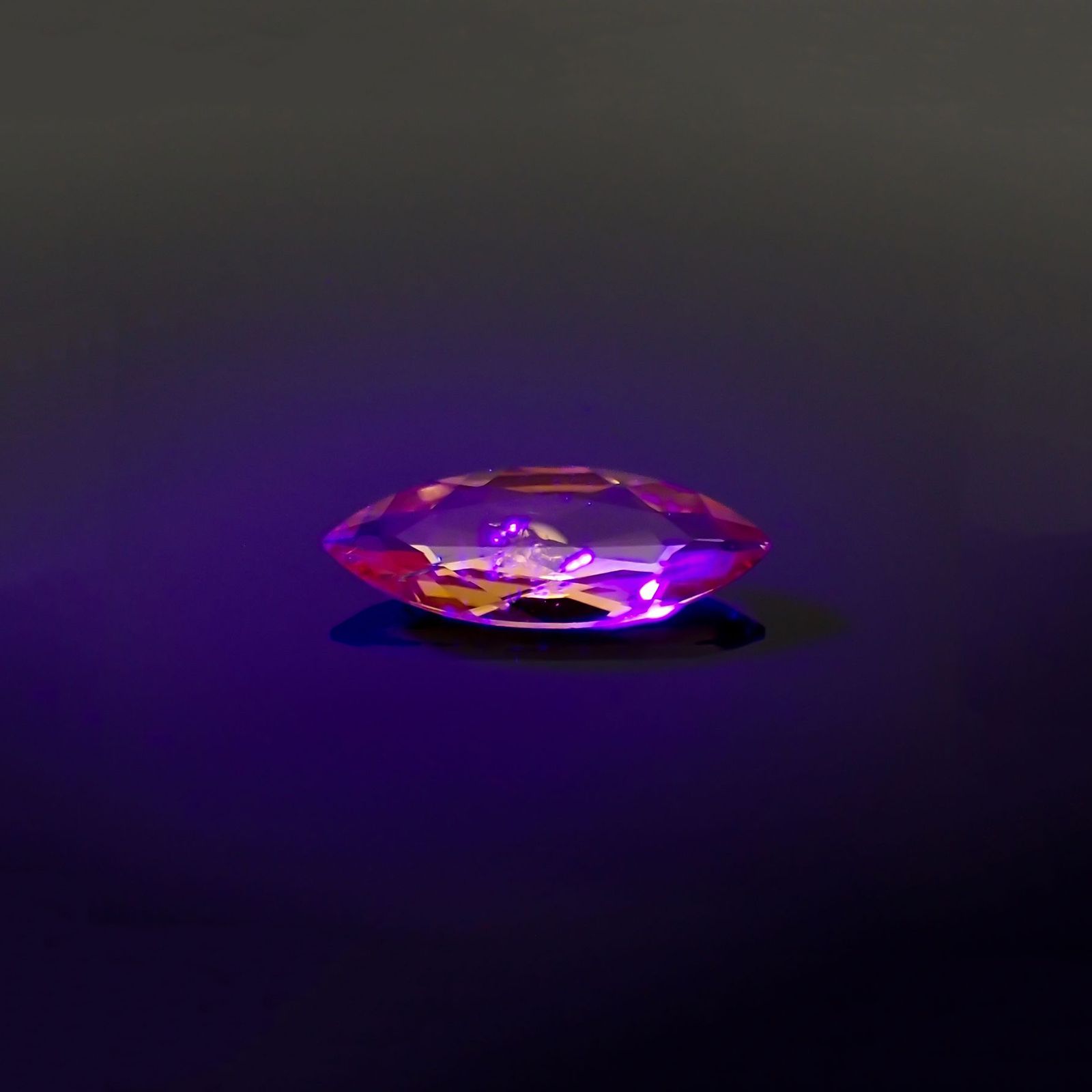 マグネシオアキシナイト フルオレッセンス(宝石名マグネシオ・アキシナイト)タンザニア産 ソ付(日独) 2.510ct / 17.22x6.39mm前後 [230421871]