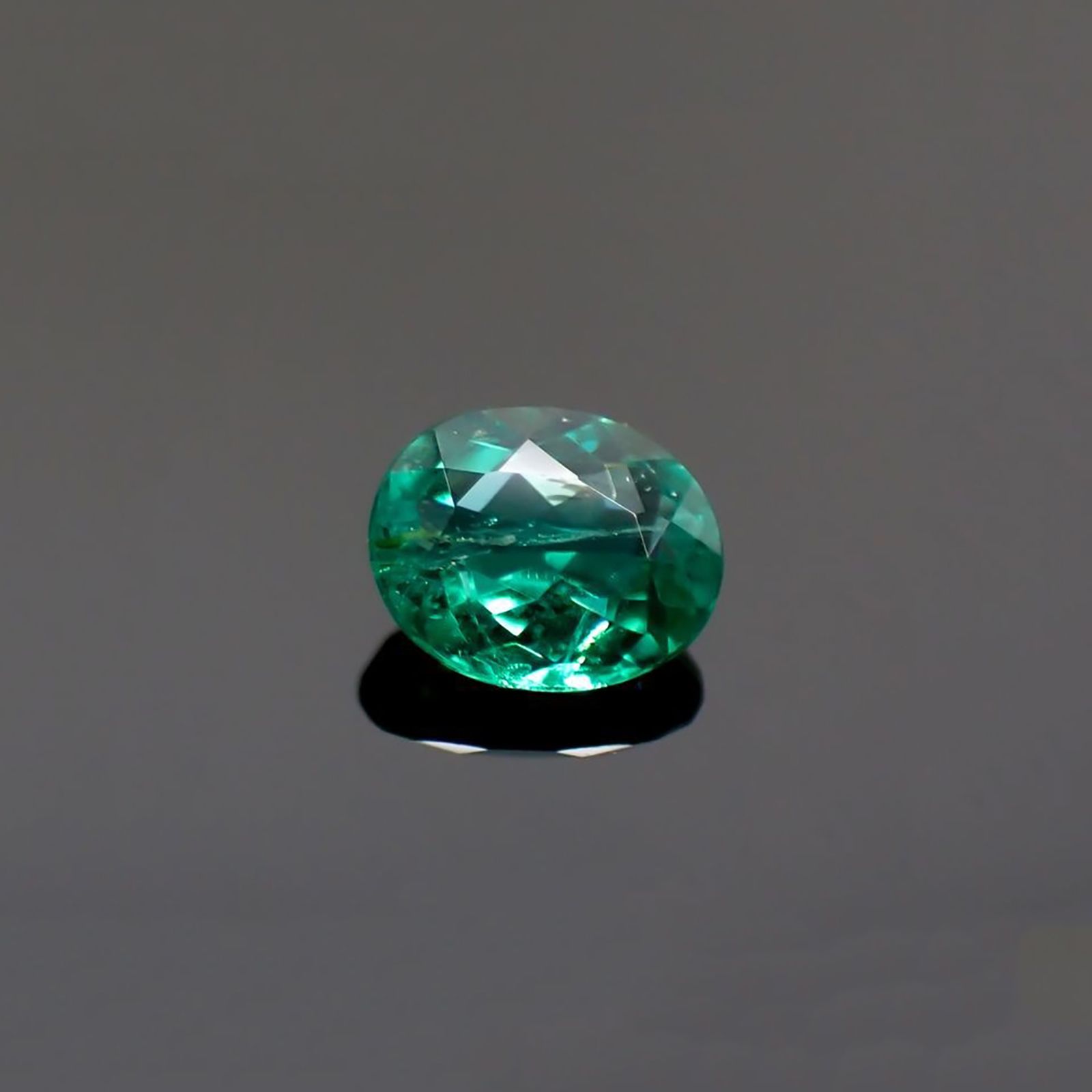 パライバトルマリン(宝石名トルマリン/別名パライバ・トルマリン)ブラジル産 GIA鑑付 0.28ct / 4.64x3.85mm前後 [211113715]
