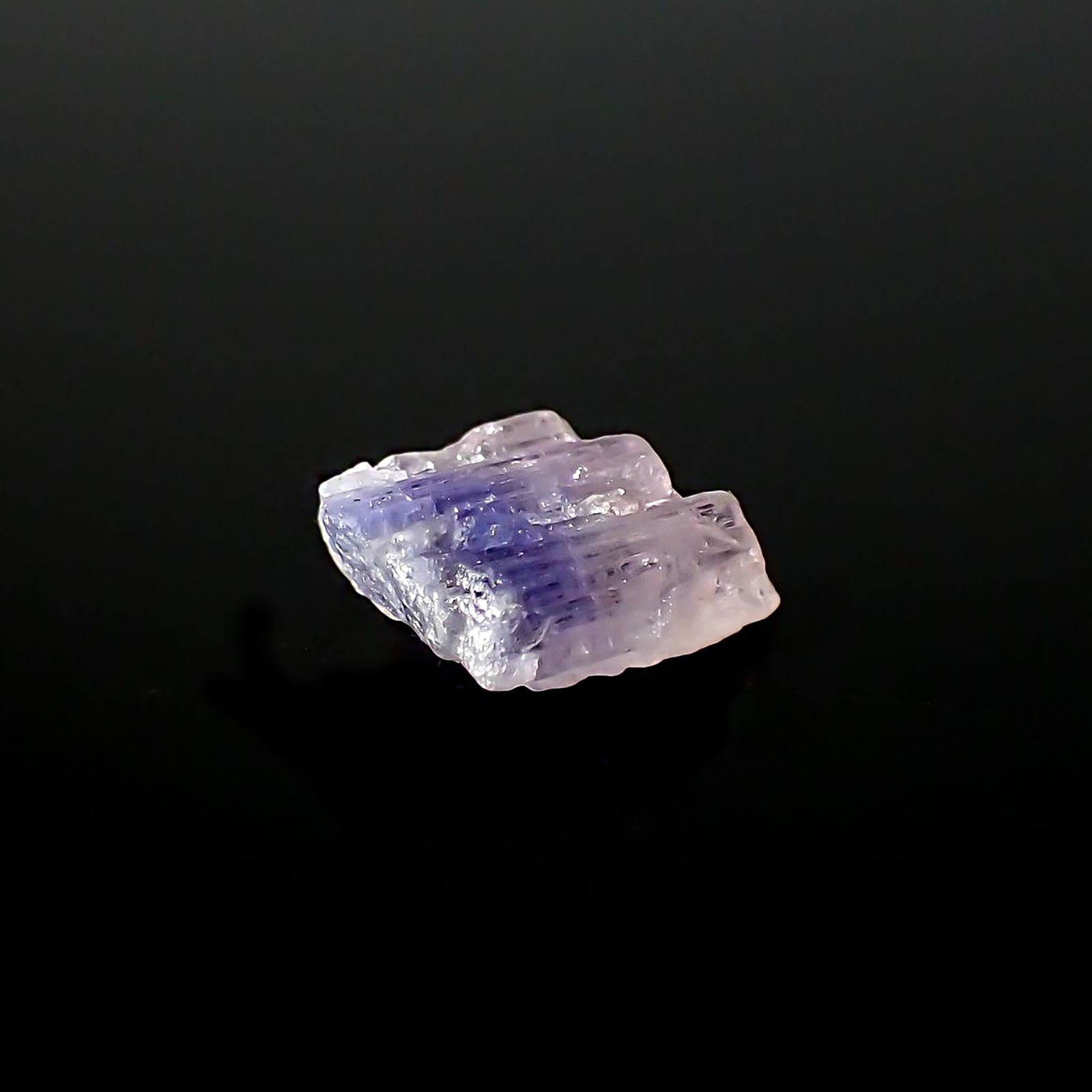 バイカラータンザナイト 原石 タンザニア産 2.49ct / 10.3x8mm前後 [231224981]