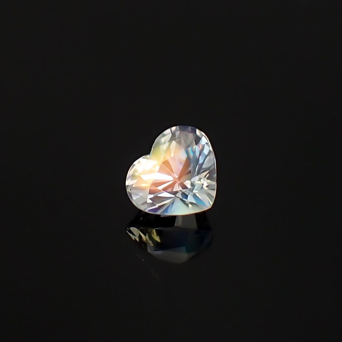 レインボームーンストーン マダガスカル産 1.20ct / 6.3x7.1mm前後 [260632372]