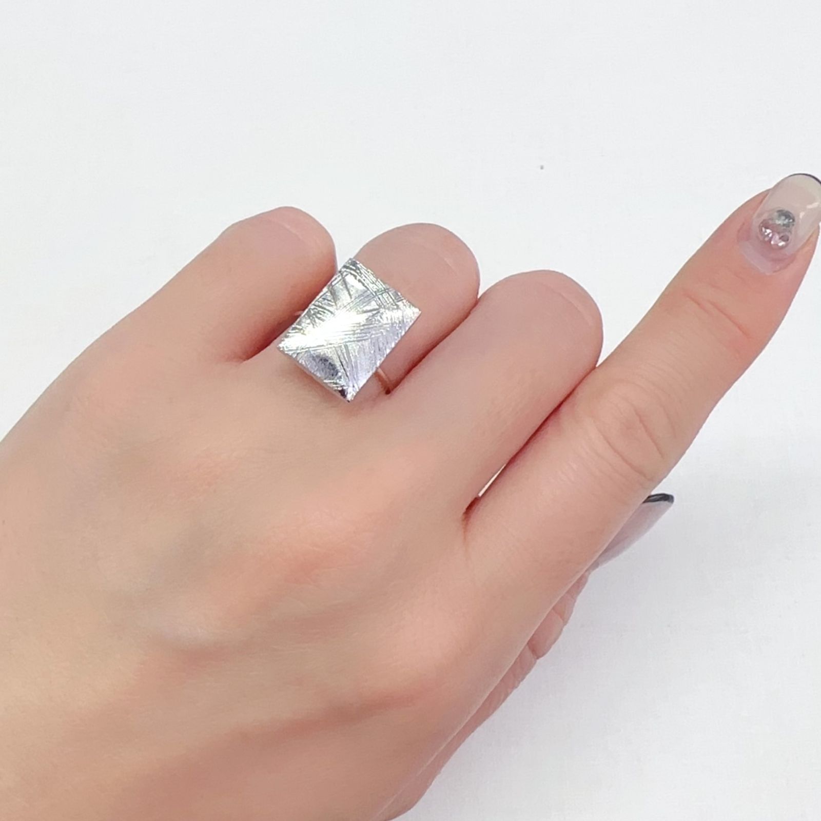 ムオニナルスタ隕石 発見地:スウェーデン 15.96ct[240125792]15.5x11.7mm前後