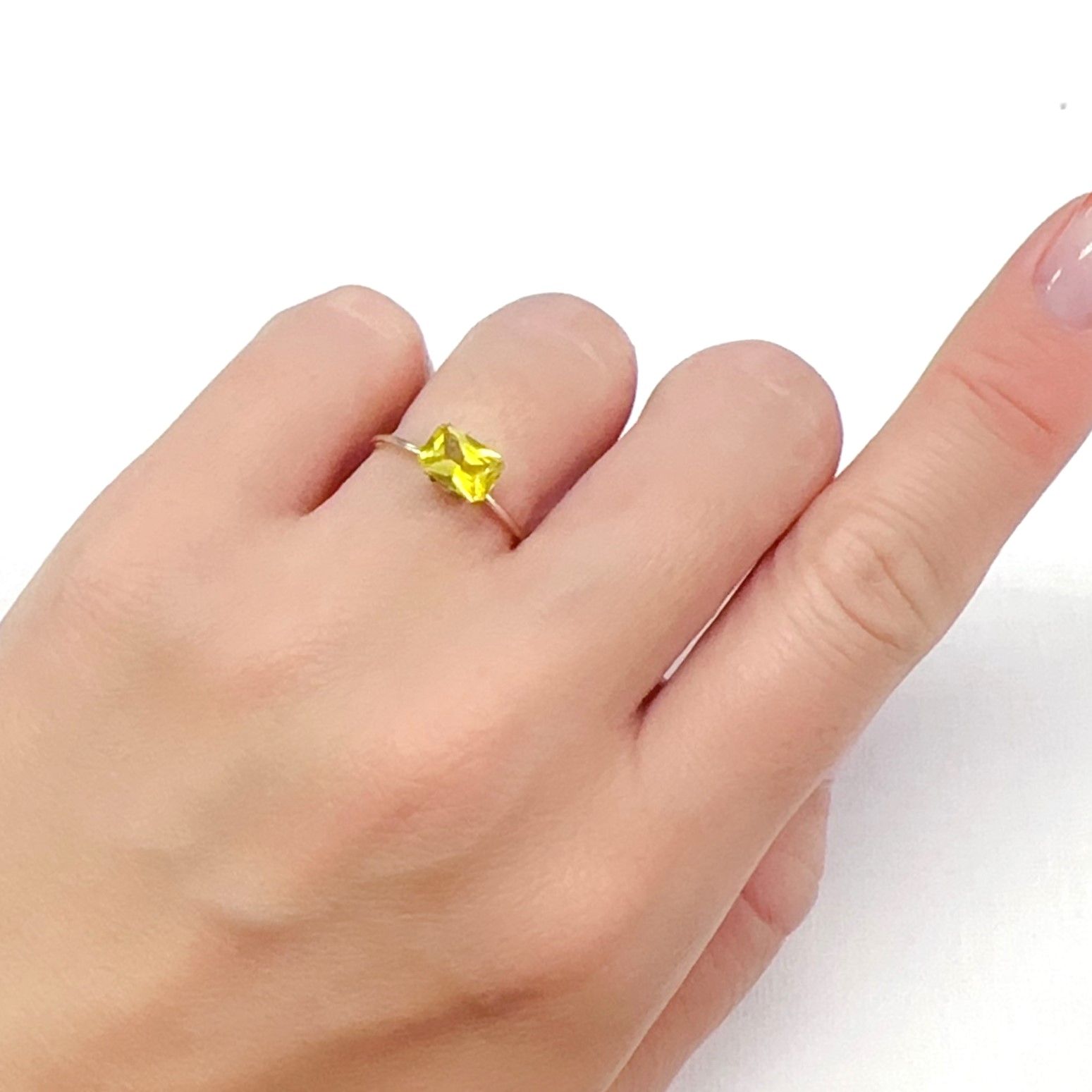 カナリートルマリン ザンビア・カナリー鉱山産 0.88ct[240527565]7.1x4.9mm前後