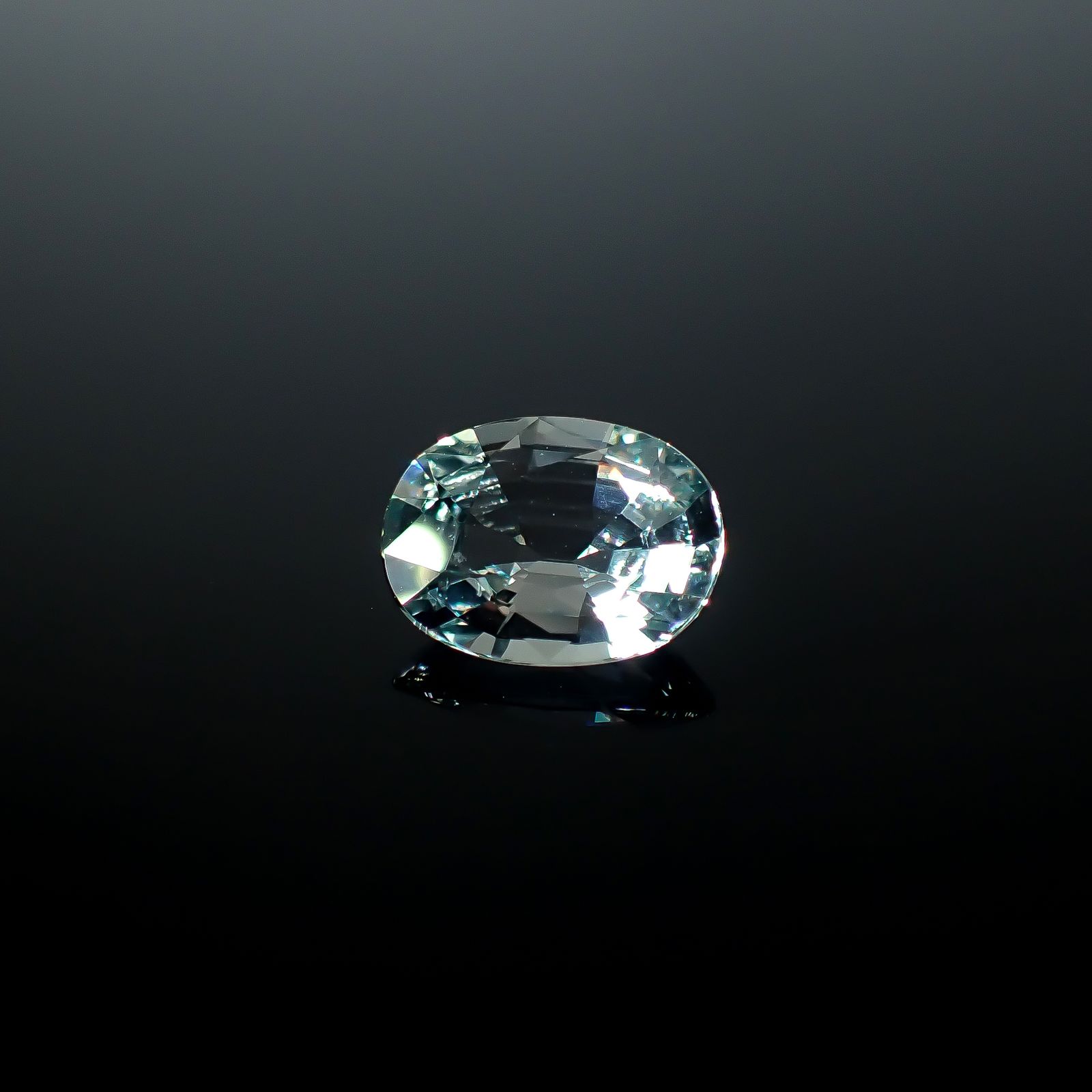 アイスブルーグリーンサファイア 非加熱(宝石名サファイア)スリランカ/マダガスカル産 1.91ct GIT鑑付[250830960]8.93x6.82mm前後