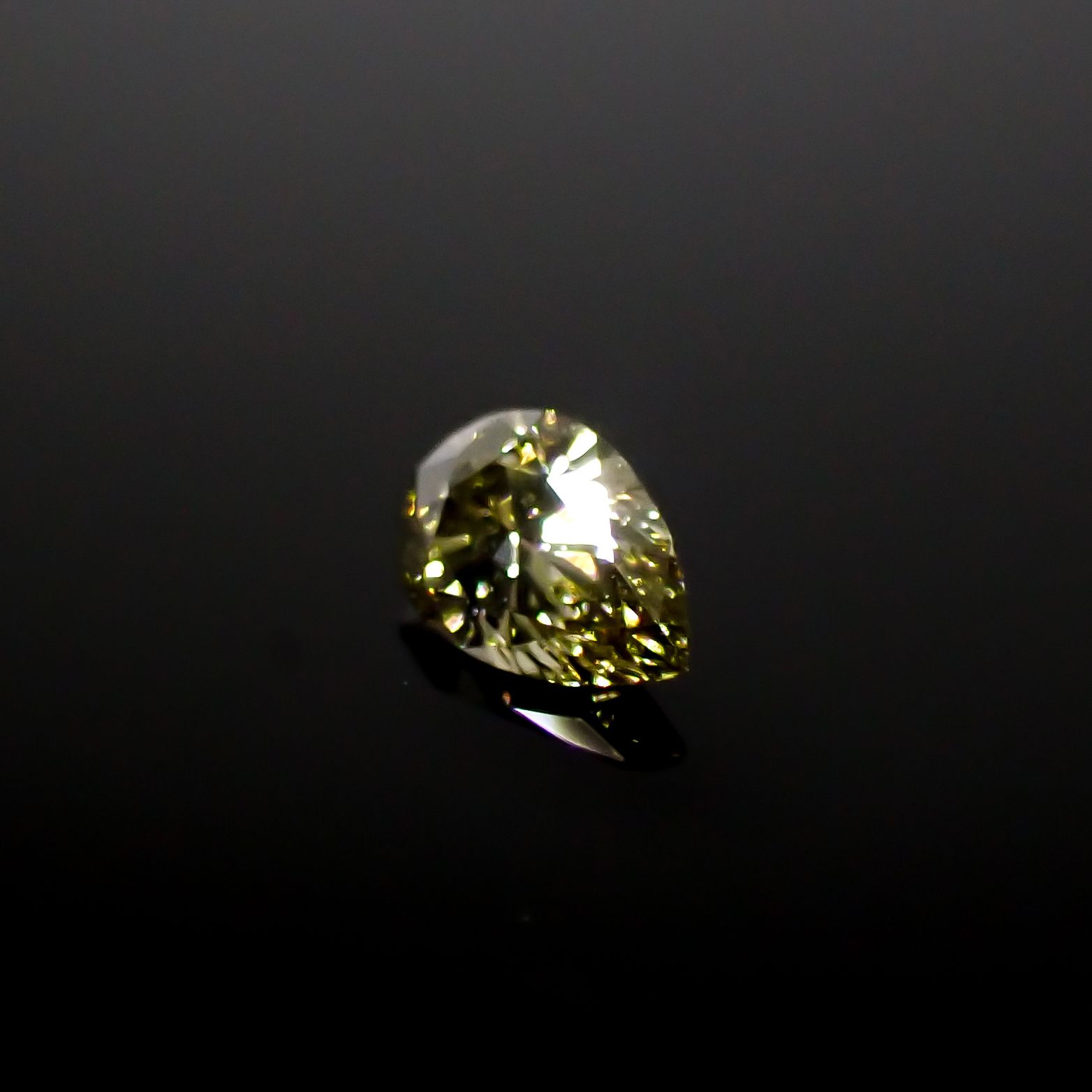 カメレオンダイヤモンド(グリーンダイヤモンド)(宝石名ダイアモンド SI-1/FANCY GRAY YELLOWISH GREEN) 0.128ct ソ付(CGL)[240928972]4.14x2.81mm前後