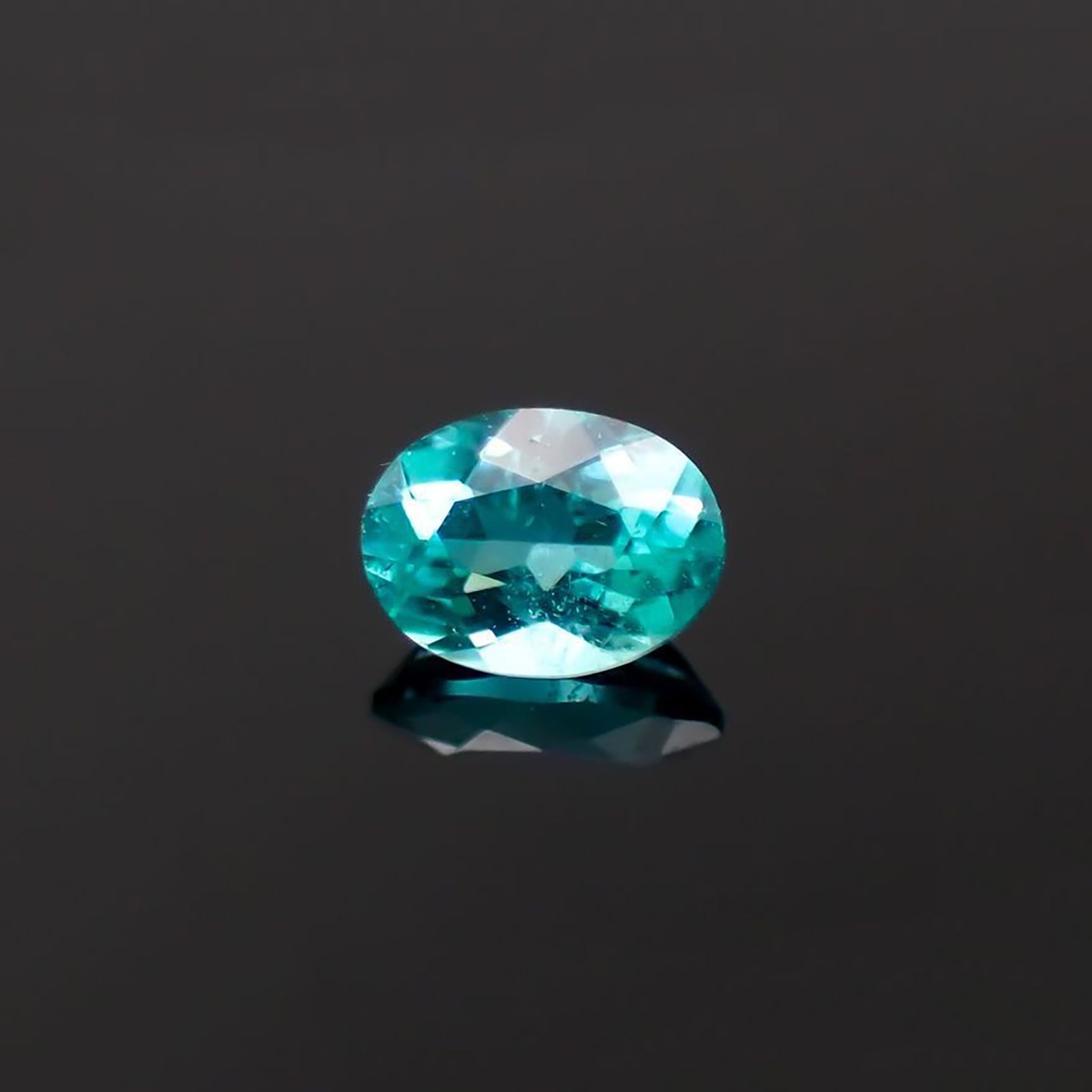 パライバトルマリン(宝石名トルマリン/別名パライバ・トルマリン)ブラジル産 識別済 0.084ct / 3.2x2.4mm前後 [221018773]