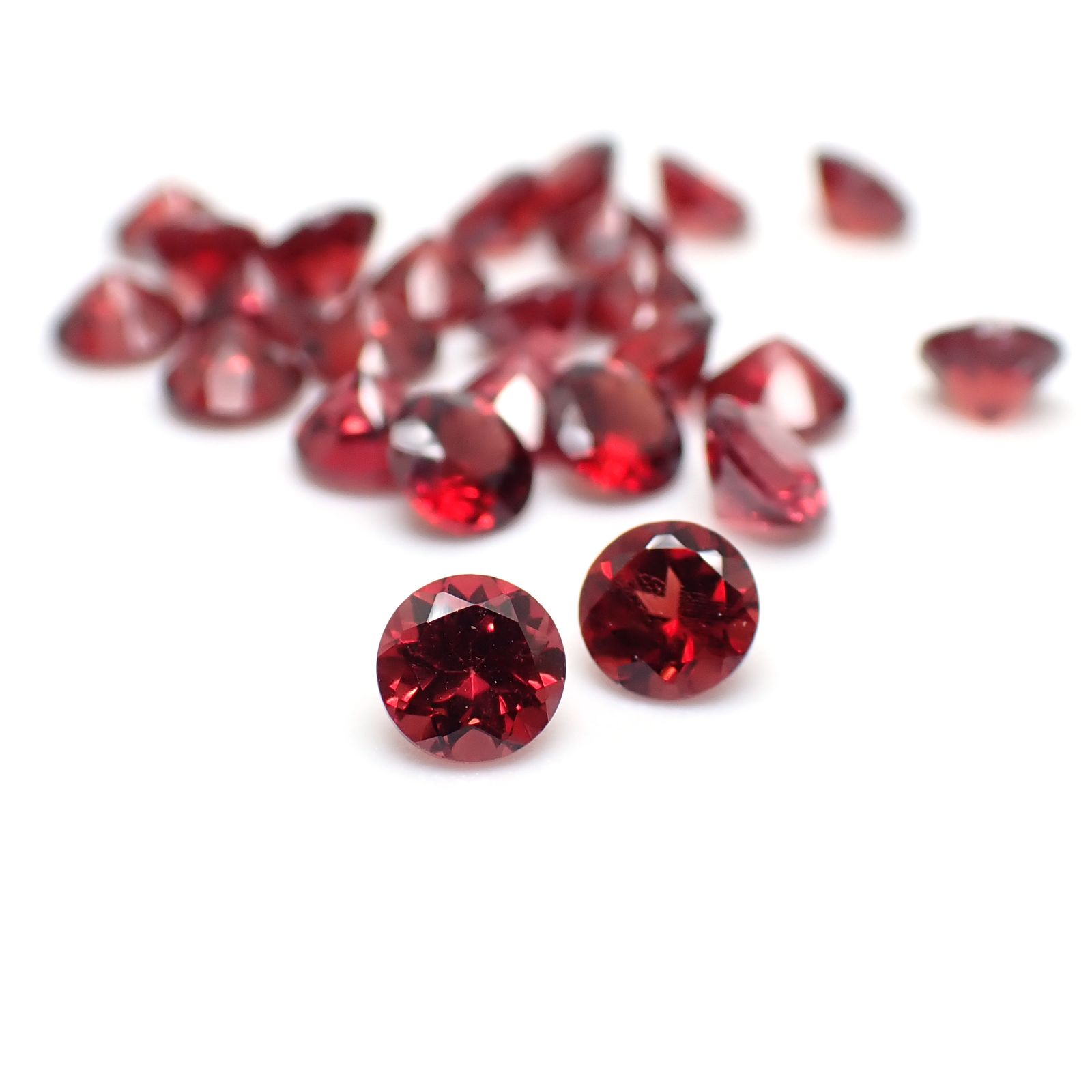 ◇ランダムセレクト◇パイロープアルマンディンガーネット モザンビーク産 約0.40ct / 4.5x4.5mm前後 [260532202-PAC]