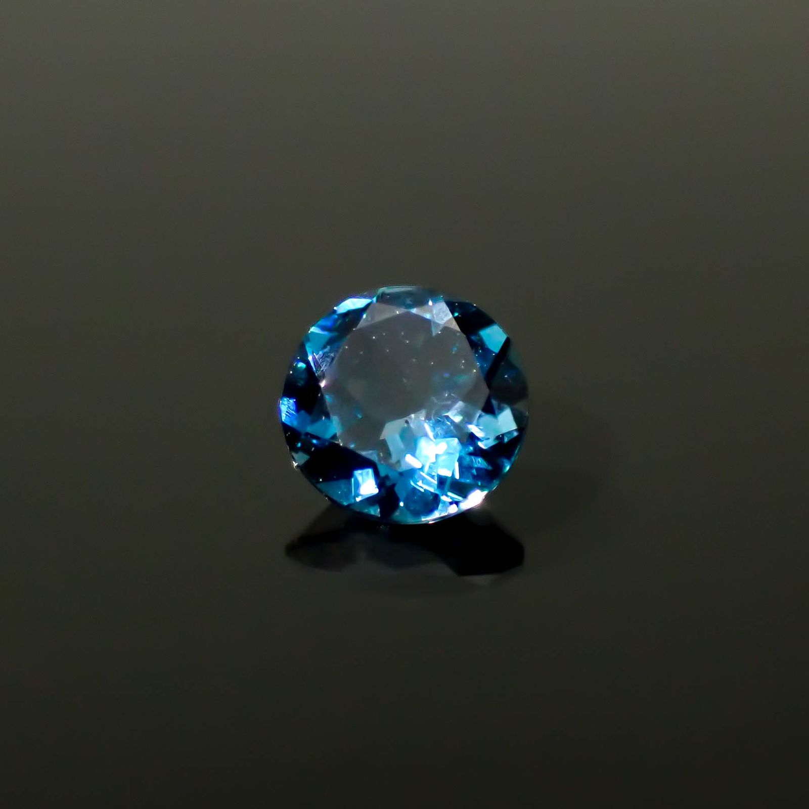 ロンドンブルートパーズ ブラジル産 0.85ct / 6x6mm前後 [250931130]
