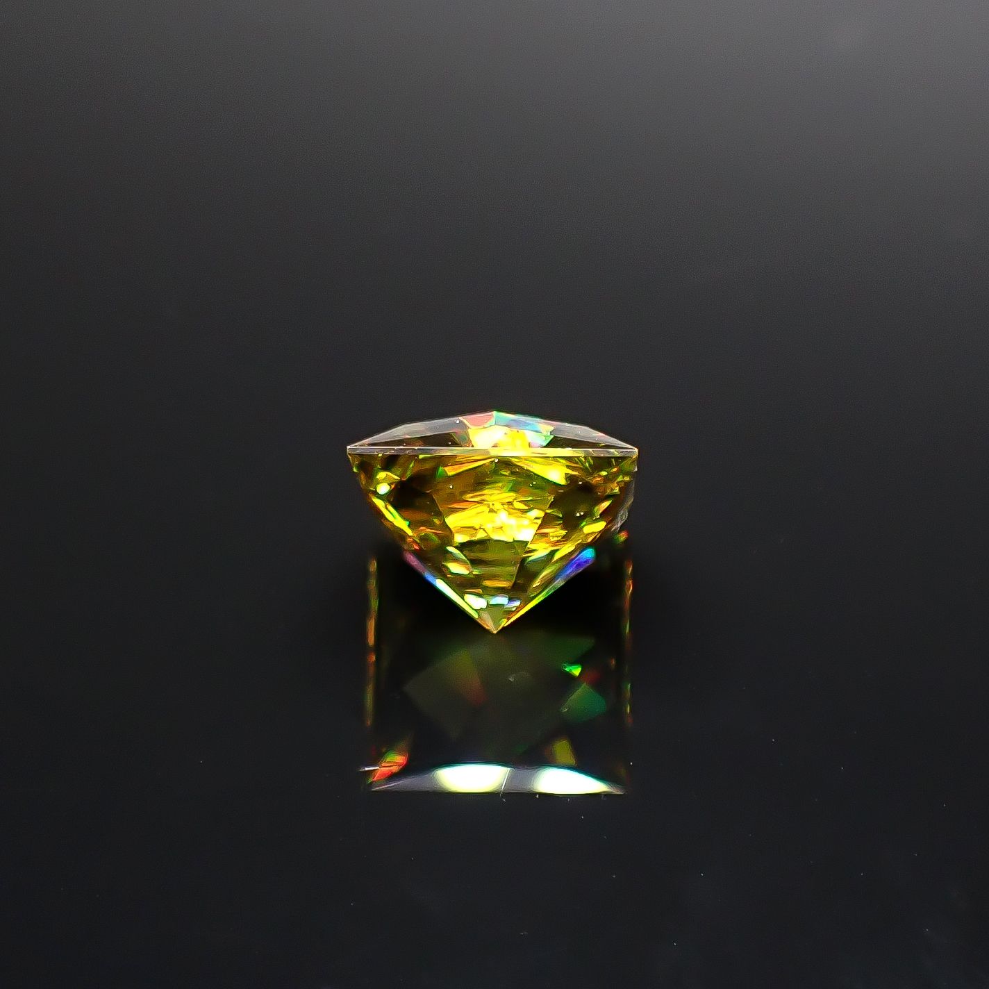 スフェーン マダガスカル産 4.37ct [250630570]8.9x8.8mm前後