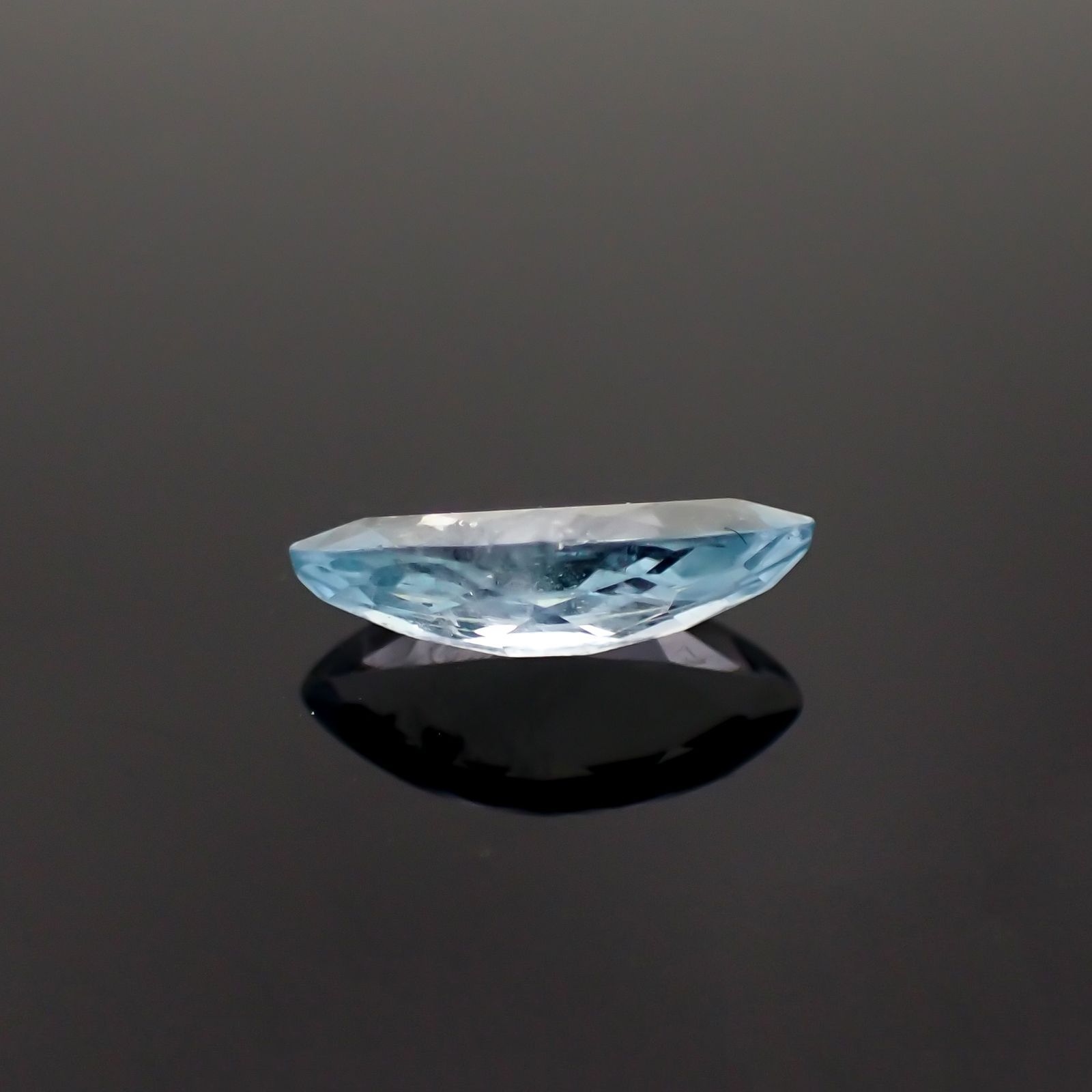 ユークレース(宝石名ブルー・ユークレース)コロンビア産 0.828ct ソ付(彩珠)[221018682]9.9x4.8mm前後