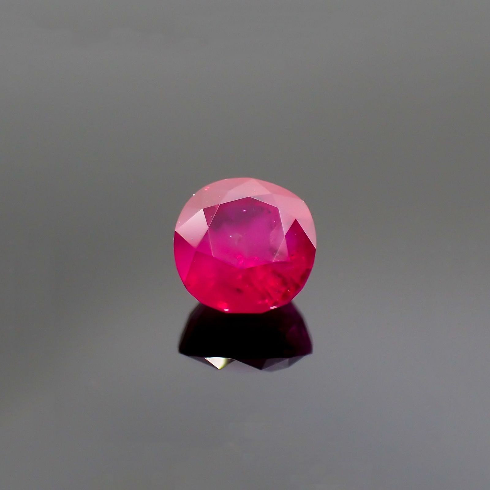 ルビー 非加熱(宝石名ルビー) ミャンマー産 GIA鑑付 1.37ct / 6.1x5.8mm前後 [20073767]