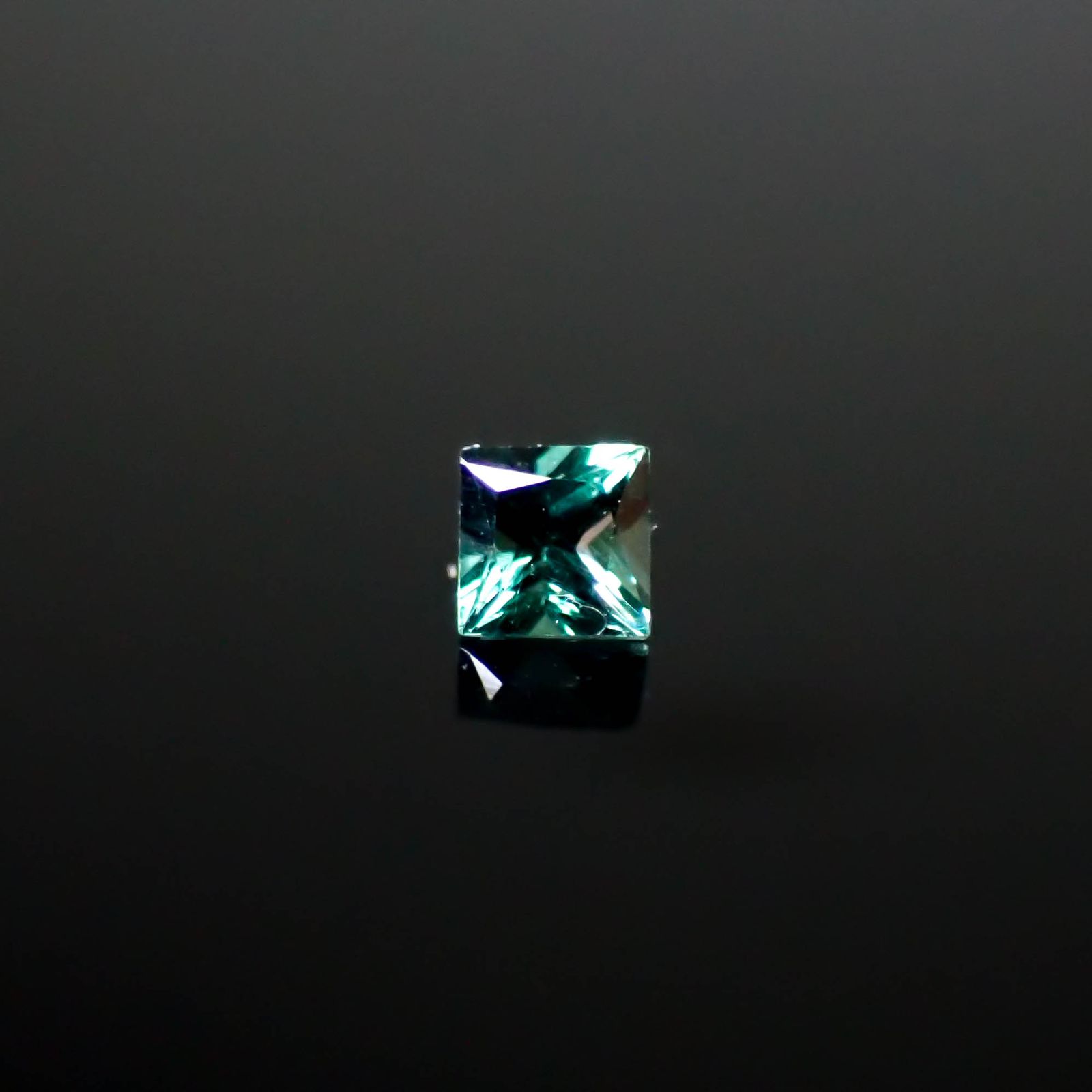 ◇プリンセスカット◇ベキリーブルーガーネット（カラーチェンジガーネット アレキタイプ） マダガスカル・ベキリー産 0.047ct [250330067]1.9x1.9mm前後
