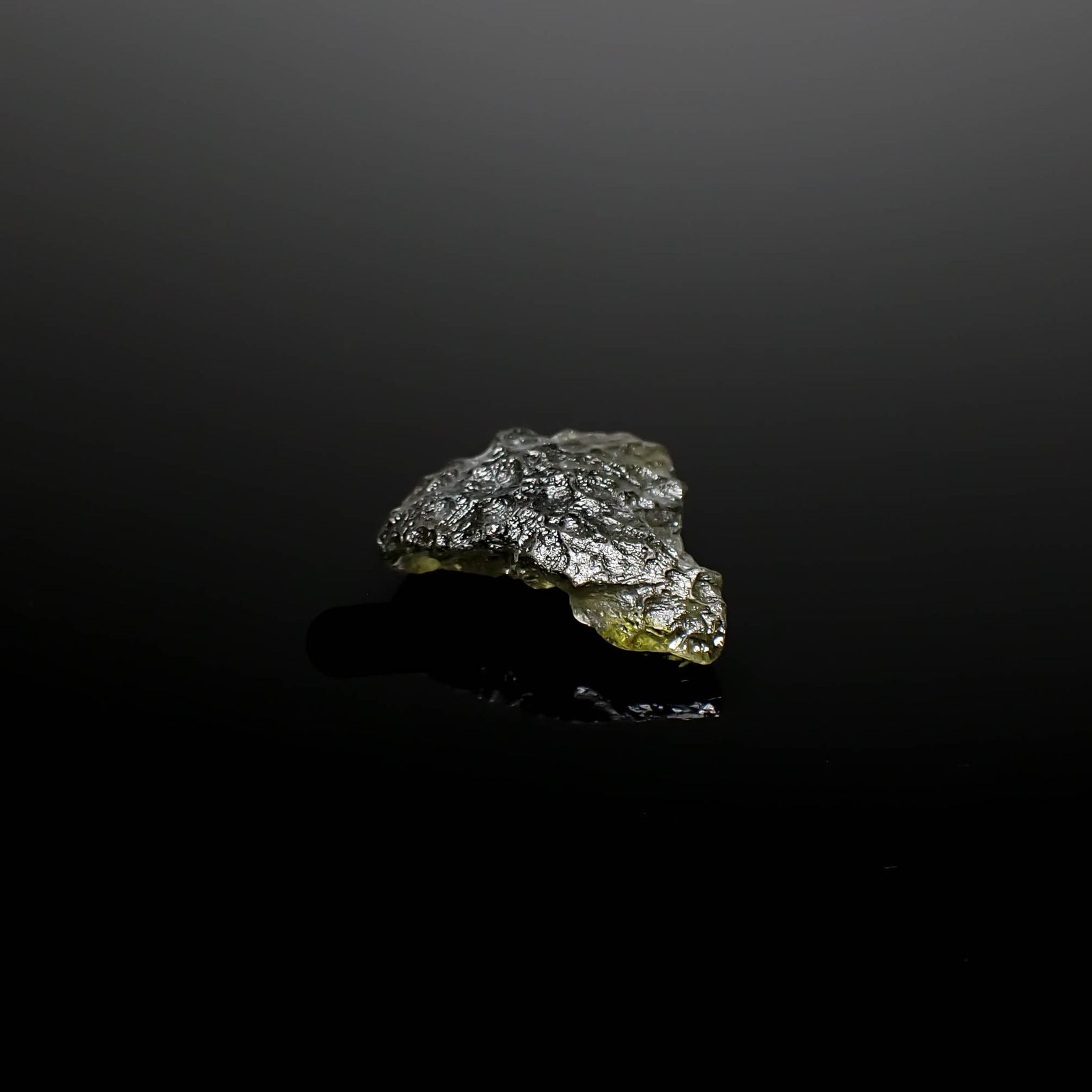 モルダバイト 原石 発見地：旧チェコスロバキア 5.66ct [241029292]18.2x13.7mm前後