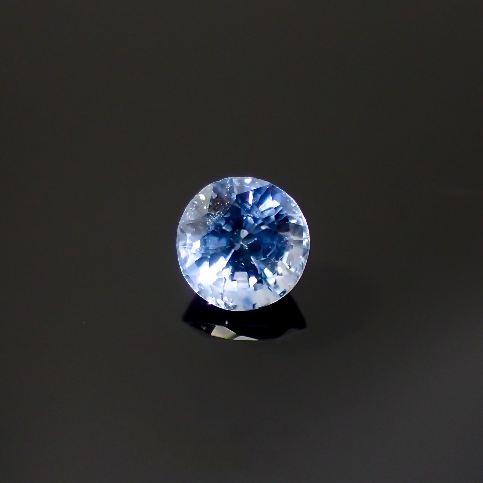 アイスブルーサファイア(宝石名サファイア)スリランカ/マダガスカル産 0.40ct 識別済[220515958]4.2x4.1mm前後