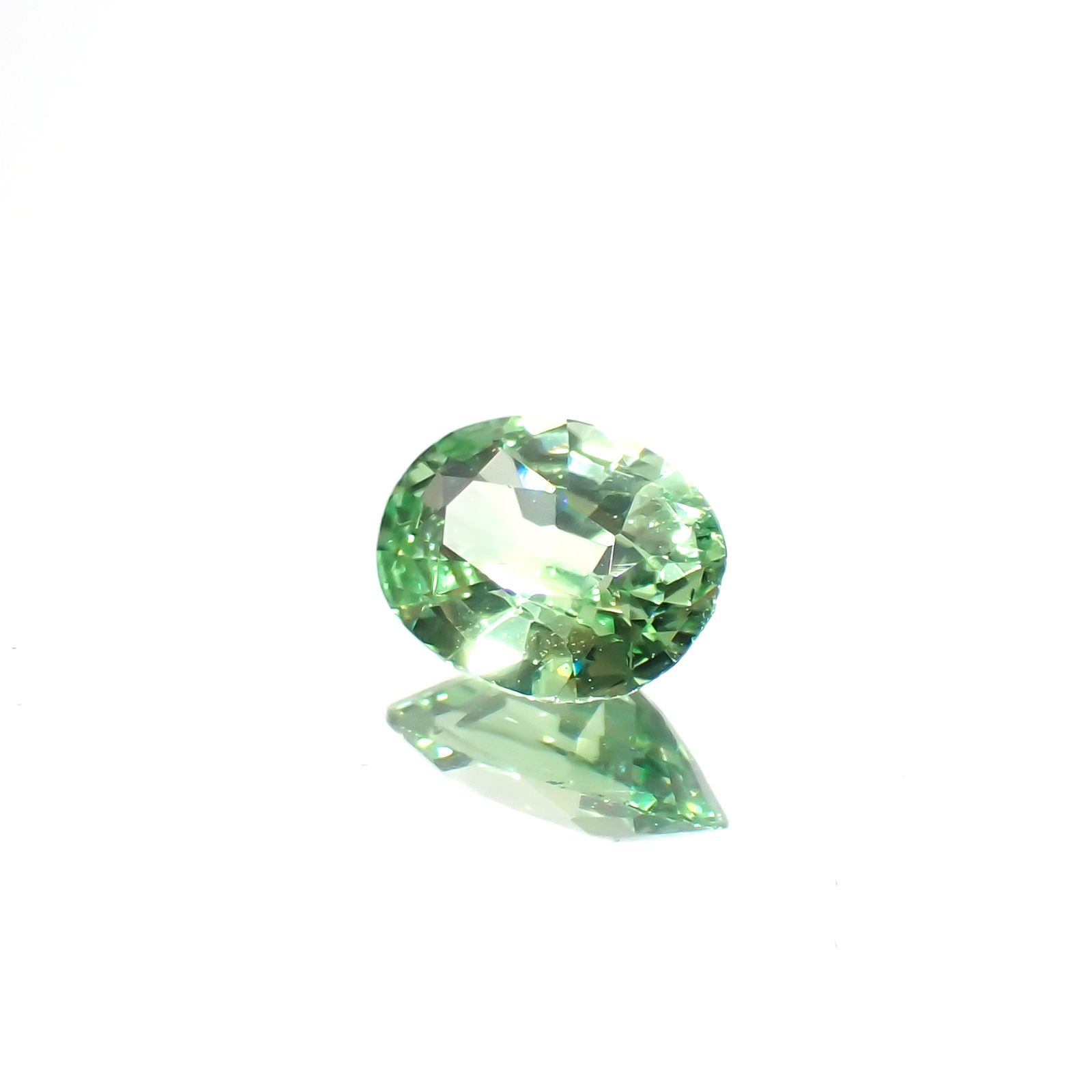 ミントガーネット(宝石名グリーン・グロッシュラー・ガーネット)タンザニア産 0.41ct 識別済[230923501]5.6x4.1mm前後