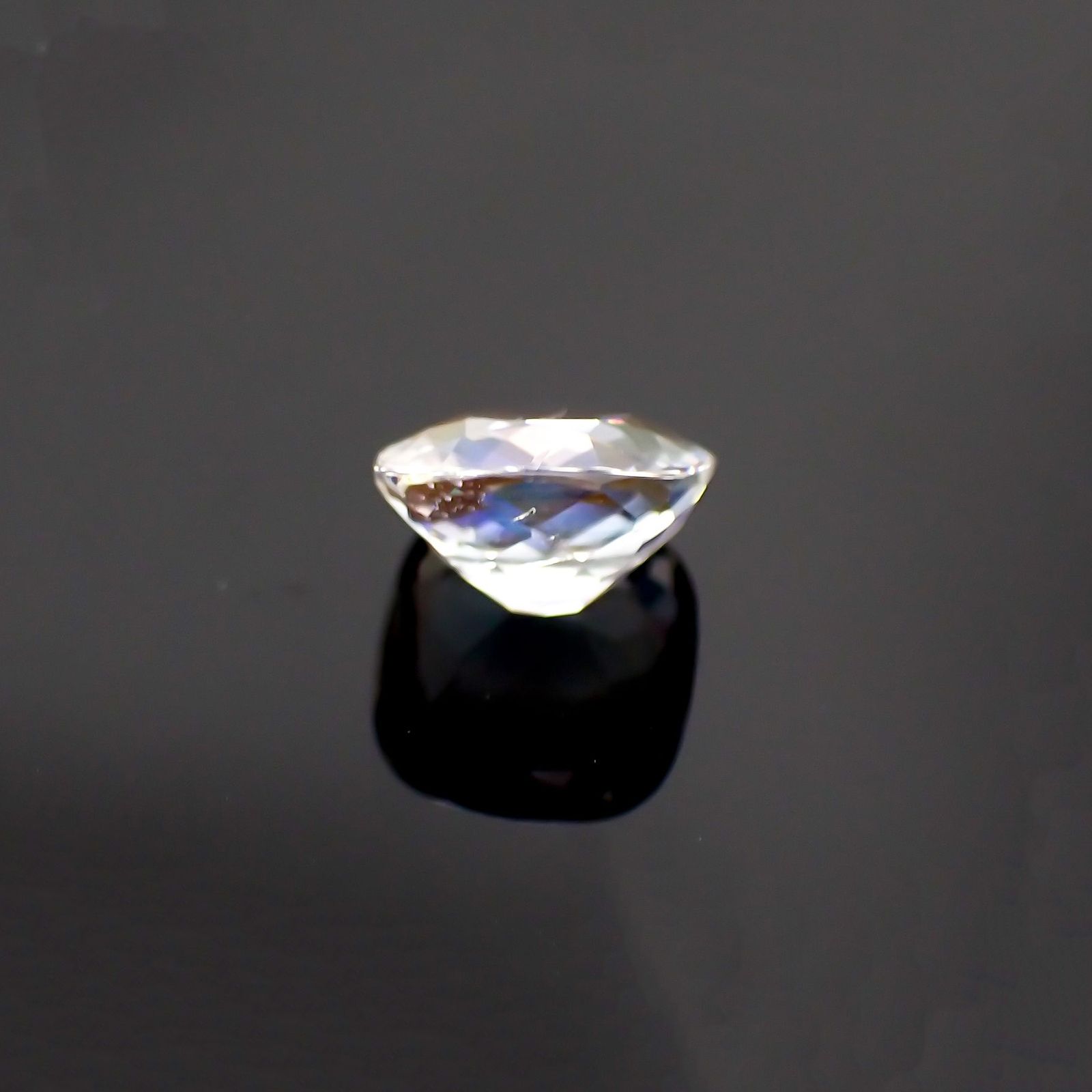レインボームーンストーン(宝石名ラブラドライト) マダガスカル産 0.989ct ソ付(彩珠)[210611245]6.7×6.4mm前後