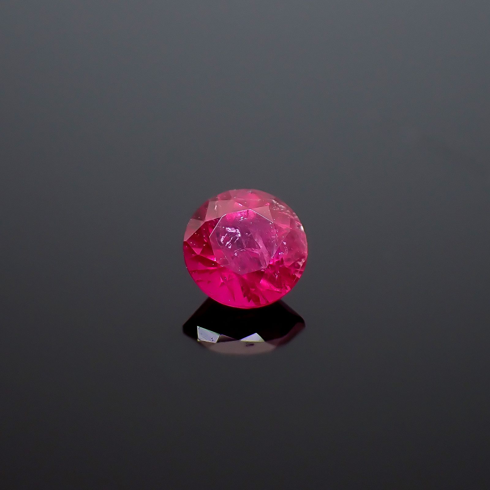 ルビー グリーンランド産 0.15ct / 3x3mm前後 [261033224]