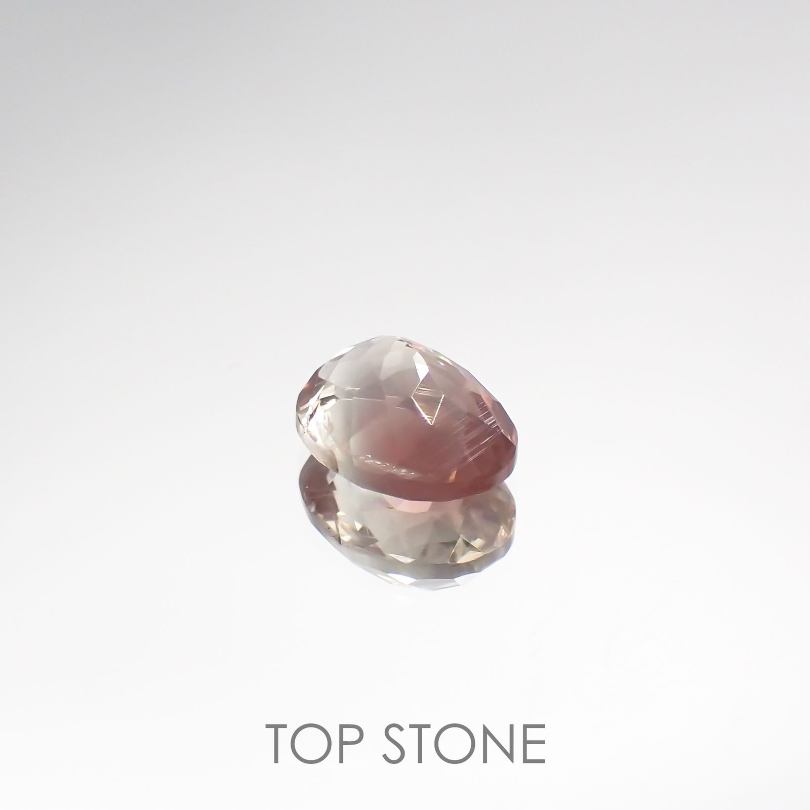 バイカラーオレゴンサンストーン(宝石名バイカラー・ラブラドライト) アメリカ・オレゴン州産 1.137ct ソ付(彩珠)[210711949]7.7×5.9mm前後