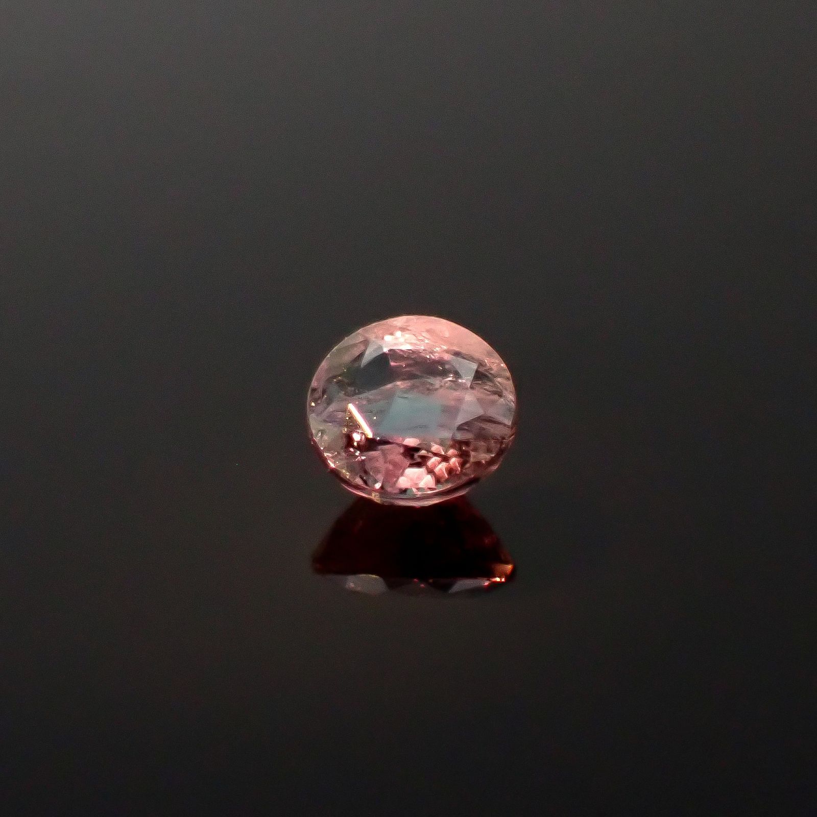 シルキーアレキサンドライト ブラジル・ミナスジェライス州ヘマチタ鉱山産 0.28ct / 3.7x3.7mm前後 [250931023]