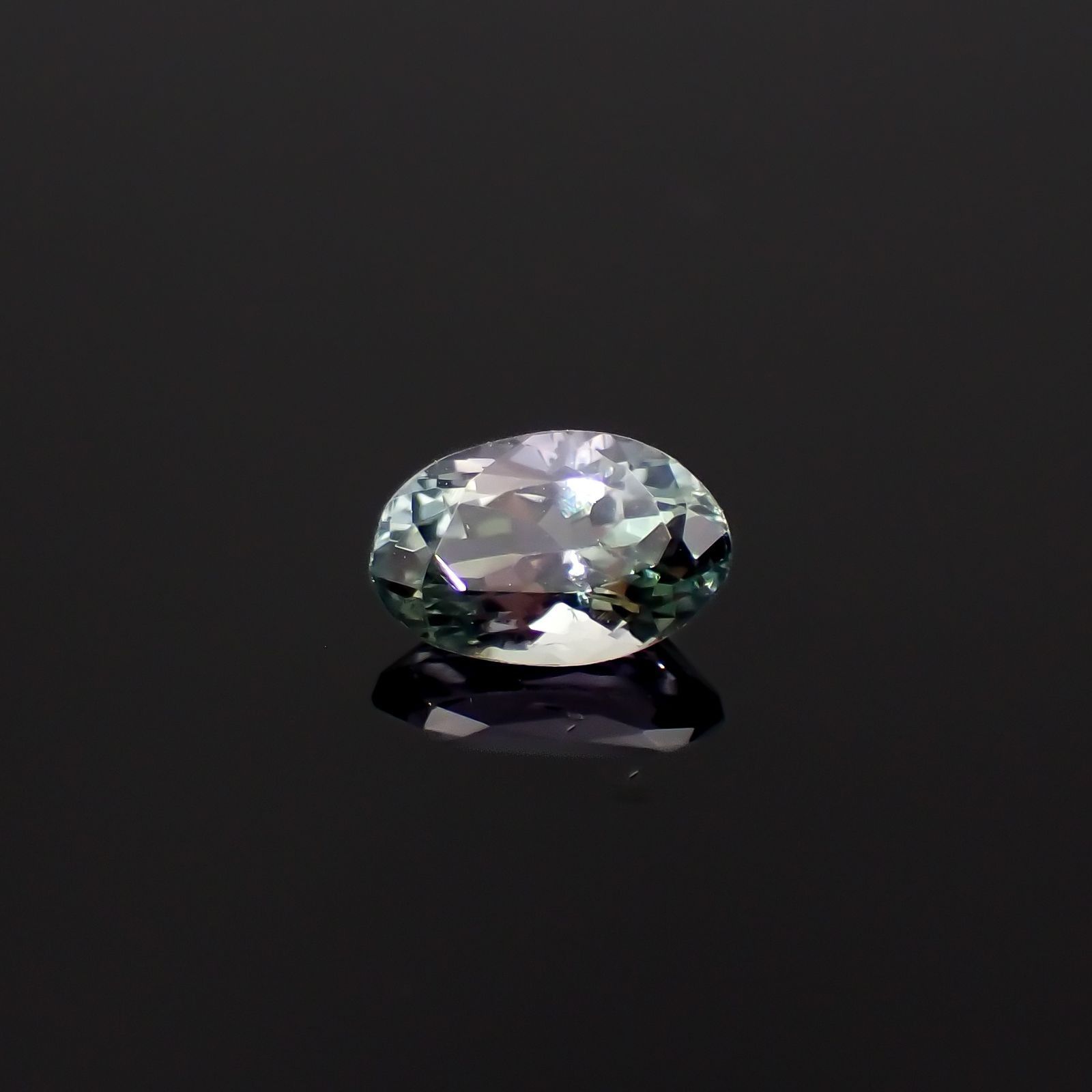 バイカラータンザナイト(宝石名ゾイサイト)タンザニア産 識別済 0.50ct / 6.1x4mm前後 [230421794]