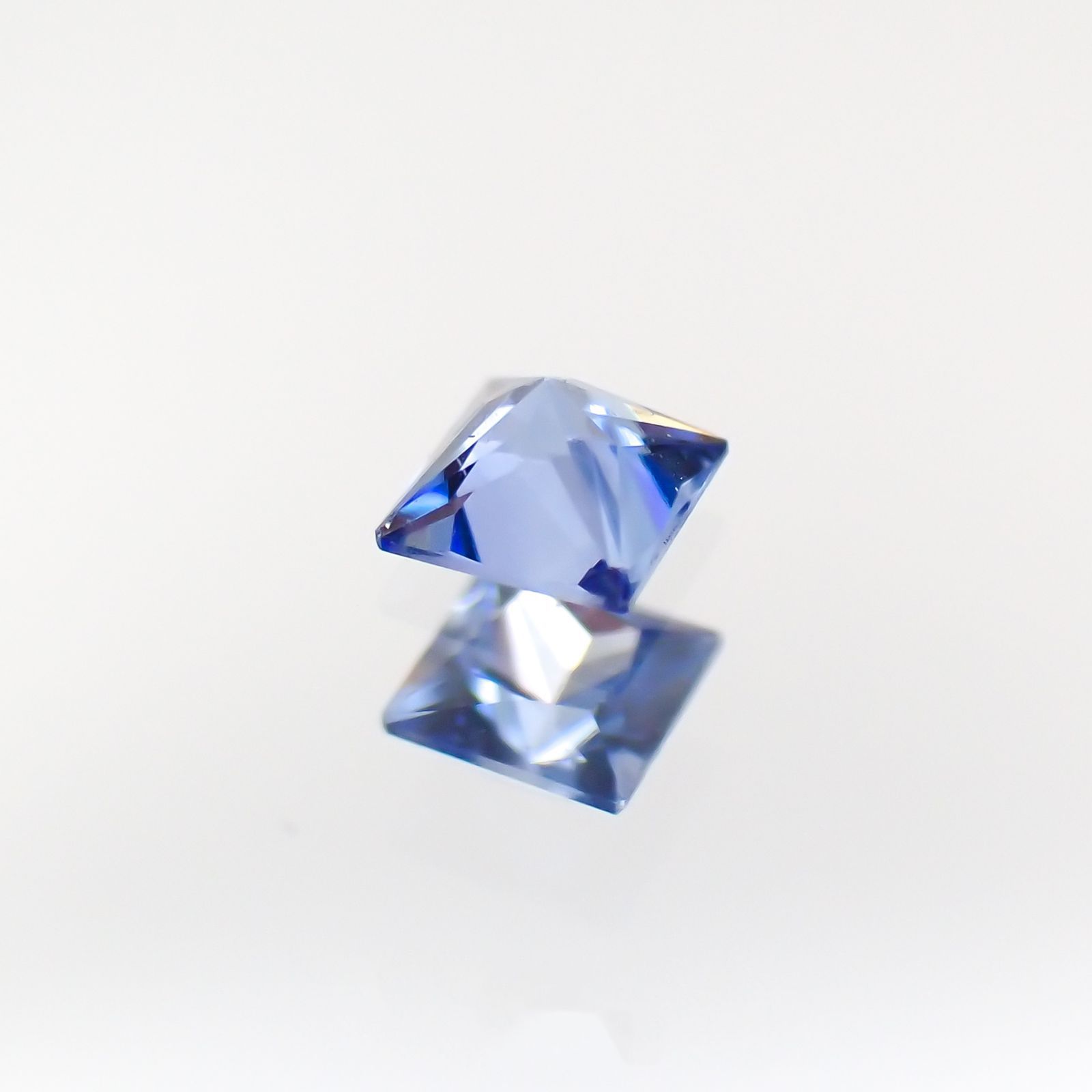◇プリンセスカット◇ベニトアイト アメリカ・カリフォルニア州産 0.040ct[221118979]1.9x1.9mm前後