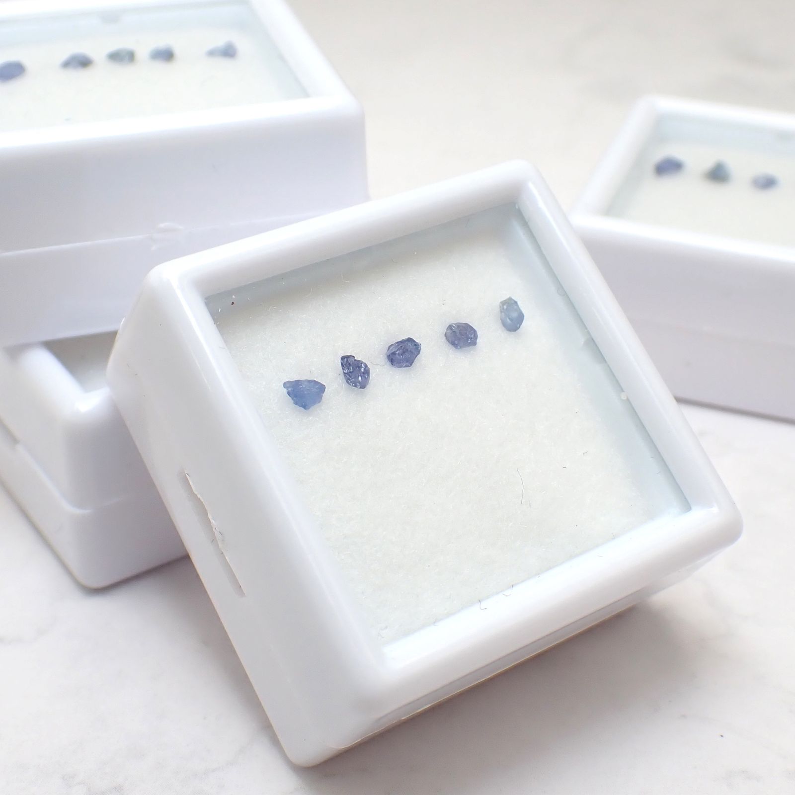 ◇ランダムセレクト◇ベニトアイト 原石5個セット アメリカ・カリフォルニア州産 約0.20ct(5pcs合計) / 2.0-3.5x2.0-3.5mm前後 [260632525]