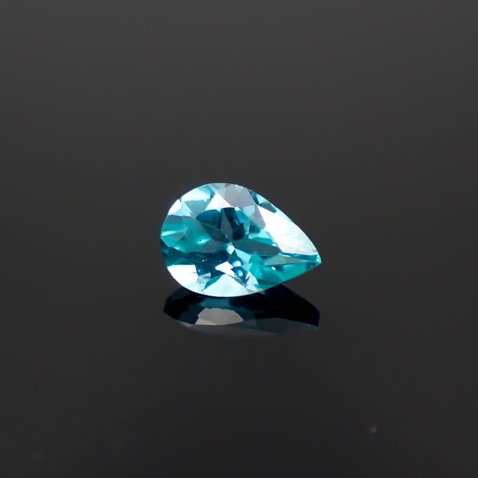 アパタイト(宝石名アパタイト)ブラジル産 0.67ct 識別済[231023843]6.8x4.8mm前後