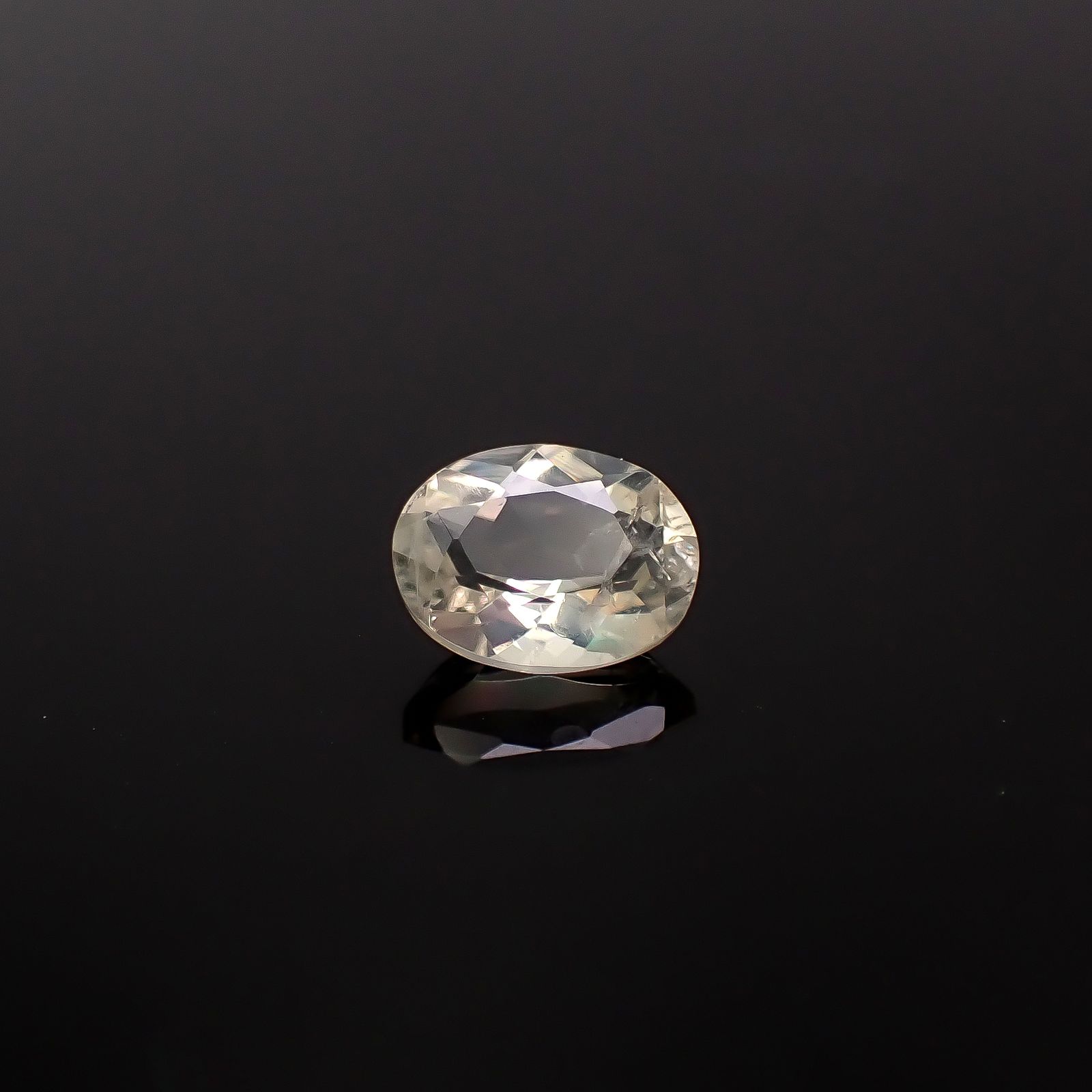 リューサイト 遊色効果あり イタリア産 0.67ct / 6.9x5.2mm前後 [260131557]