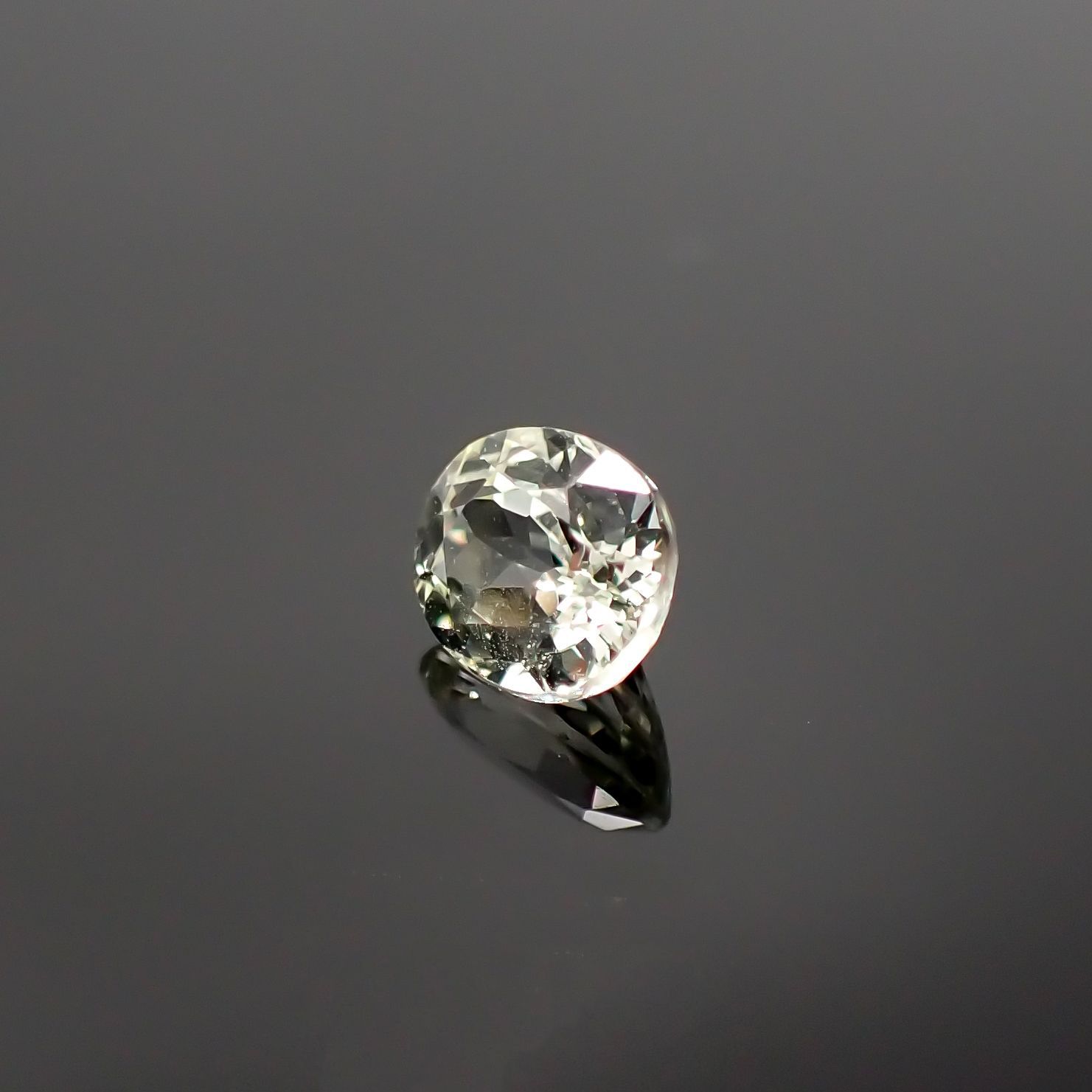 リューコガーネット(宝石名ホワイト グロッシュラー・ガーネット) ビルマ産 0.512ct ソ付(彩珠)[210711726]5.2×4.3mm前後