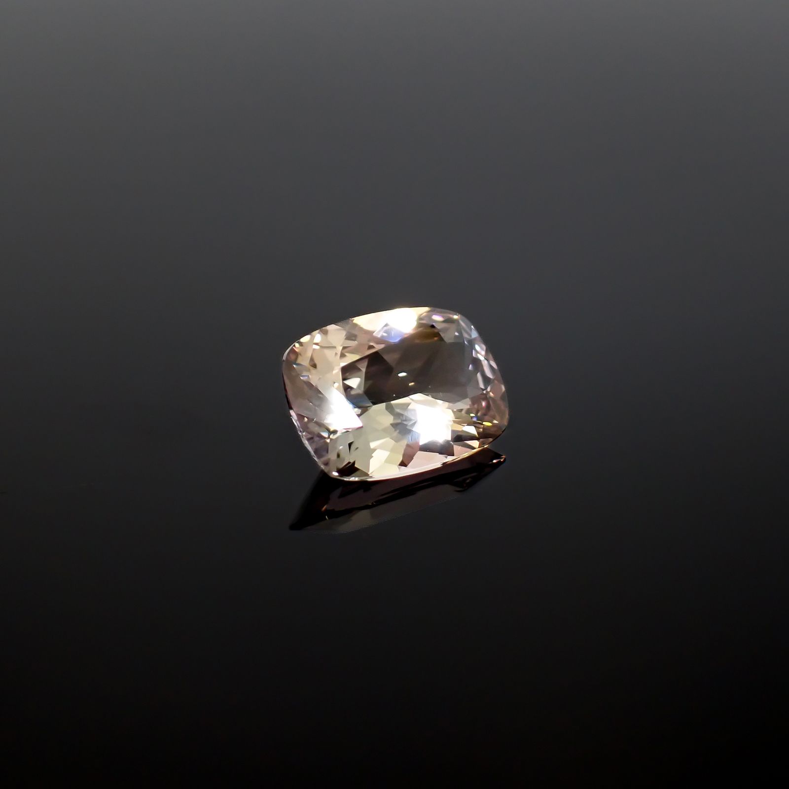 マジカルゾイサイト 非加熱(宝石名ゾイサイト)タンザニア産 ソ付(彩珠) 5.797ct / 13.4x10mm前後 [260632492]
