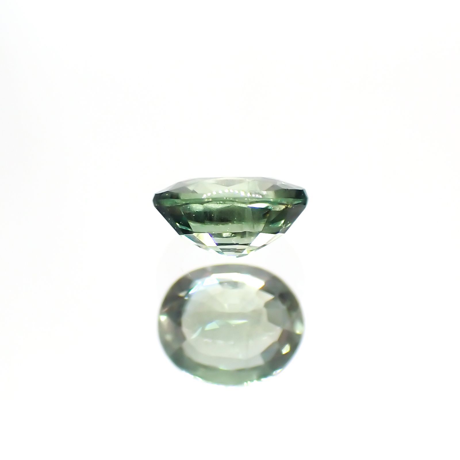 アレキサンドライト(宝石名アレキサンドライト) マダガスカル産 0.342ct ソ付(彩珠)[20117000]4.5×3.7mm前後