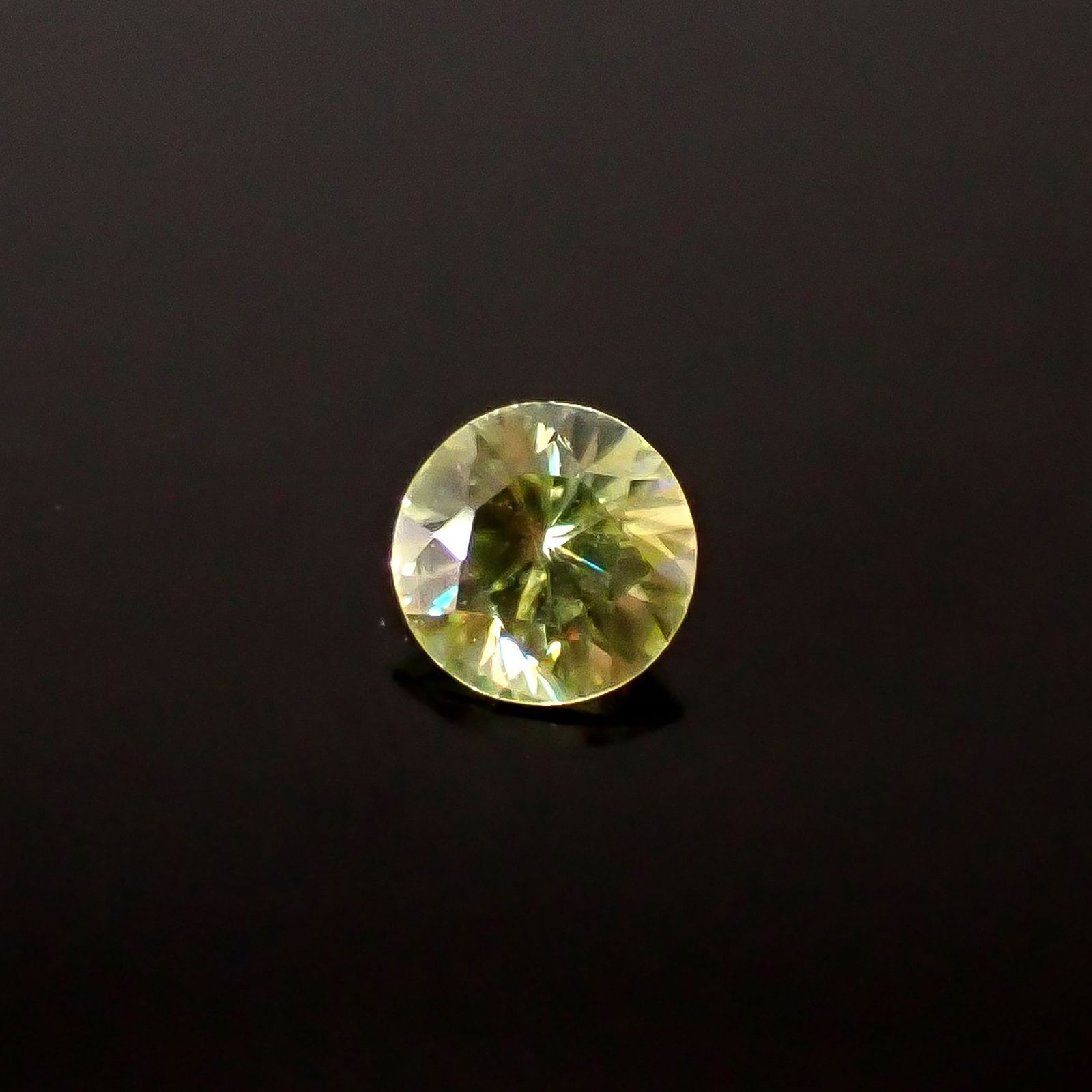 スフェーン(宝石名スフェーン)マダガスカル産 識別済 0.37ct / 4.6x4.5mm前後 [251231366]