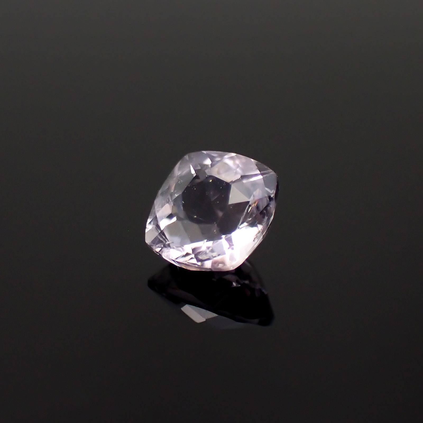 マリアライト フルオレッセンス(宝石名スキャポライト)スリランカ産 識別済 0.66ct / 5.5x5.4mm前後 [251021677]