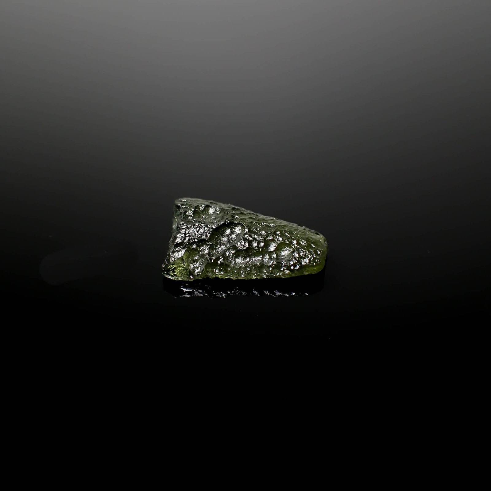 モルダバイト 原石 発見地：旧チェコスロバキア 5.77ct [241029291]18.1x13.8mm前後