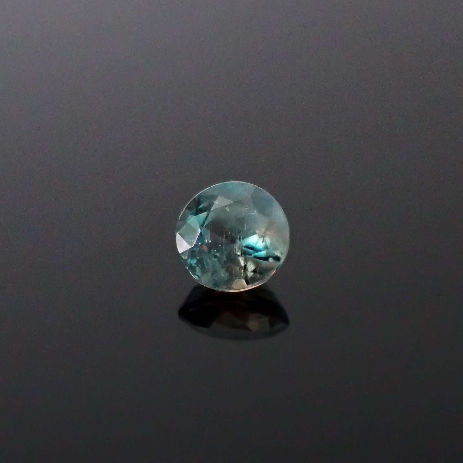 シルキーアレキサンドライト ブラジル・ミナスジェライス州ヘマチタ鉱山産 0.25ct / 3.6x3.6mm前後 [250931024]