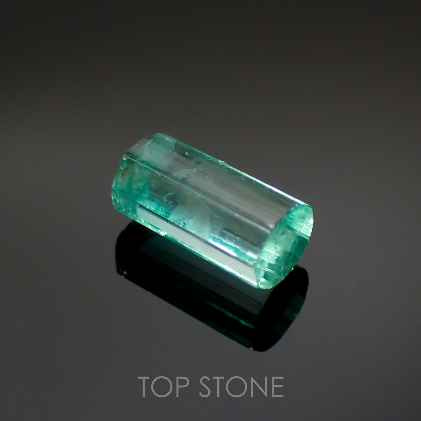 エメラルド(宝石名エメラルド ヘッド・ベリル) コロンビア産 原石・結晶 2.564ct ソ付(彩珠)[20062735]9.9×5.4mm前後