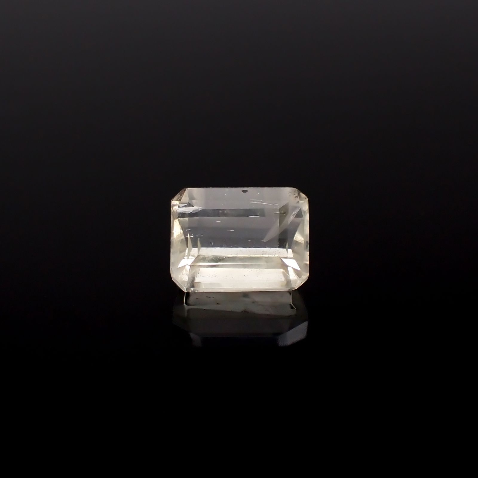 リューサイト(宝石名リューサイト)イタリア産 0.88ct 識別済[231225049]6.3x4.9mm前後