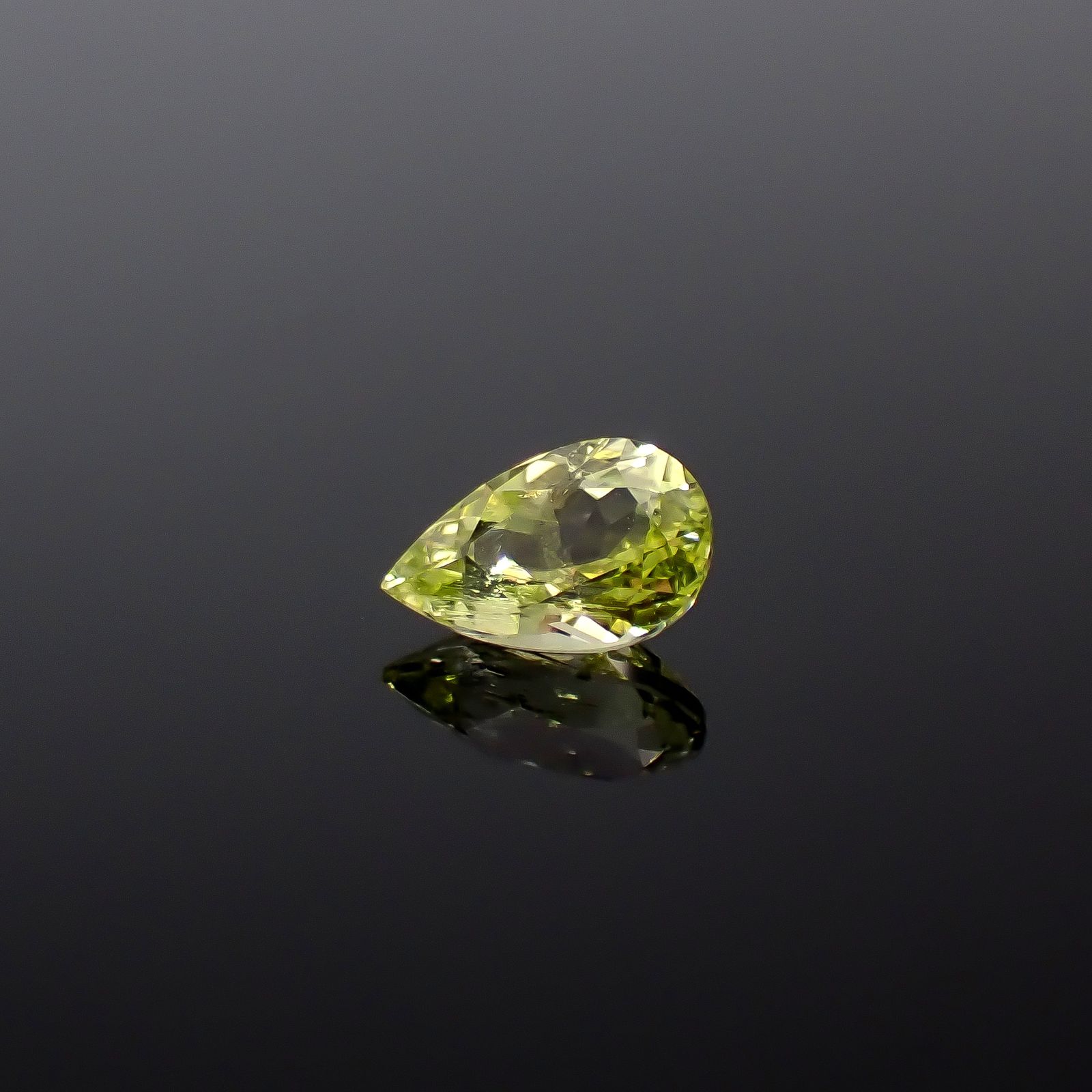 イエローゾイサイト(宝石名イエロー・ゾイサイト)タンザニア産 ソ付(彩珠) 0.371ct / 5.6x3.6mm前後 [251231471]