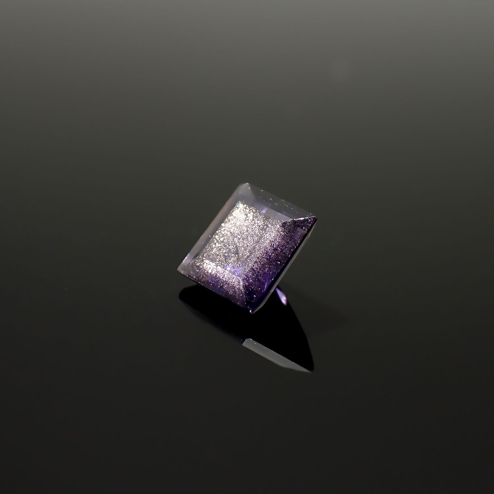 アイオライトサンストーン インド/ブラジル産 0.89ct / 5.9x5.9mm前後 [260932636]