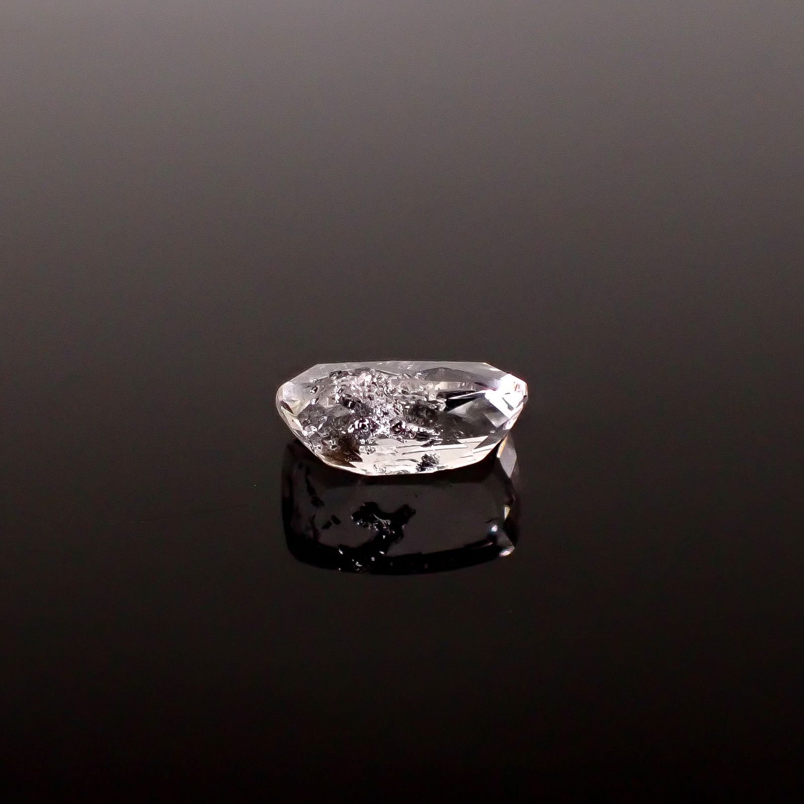 グラファイトインクォーツ ブラジル産 3.94ct / 12.8x8.4mm前後 [260331930]