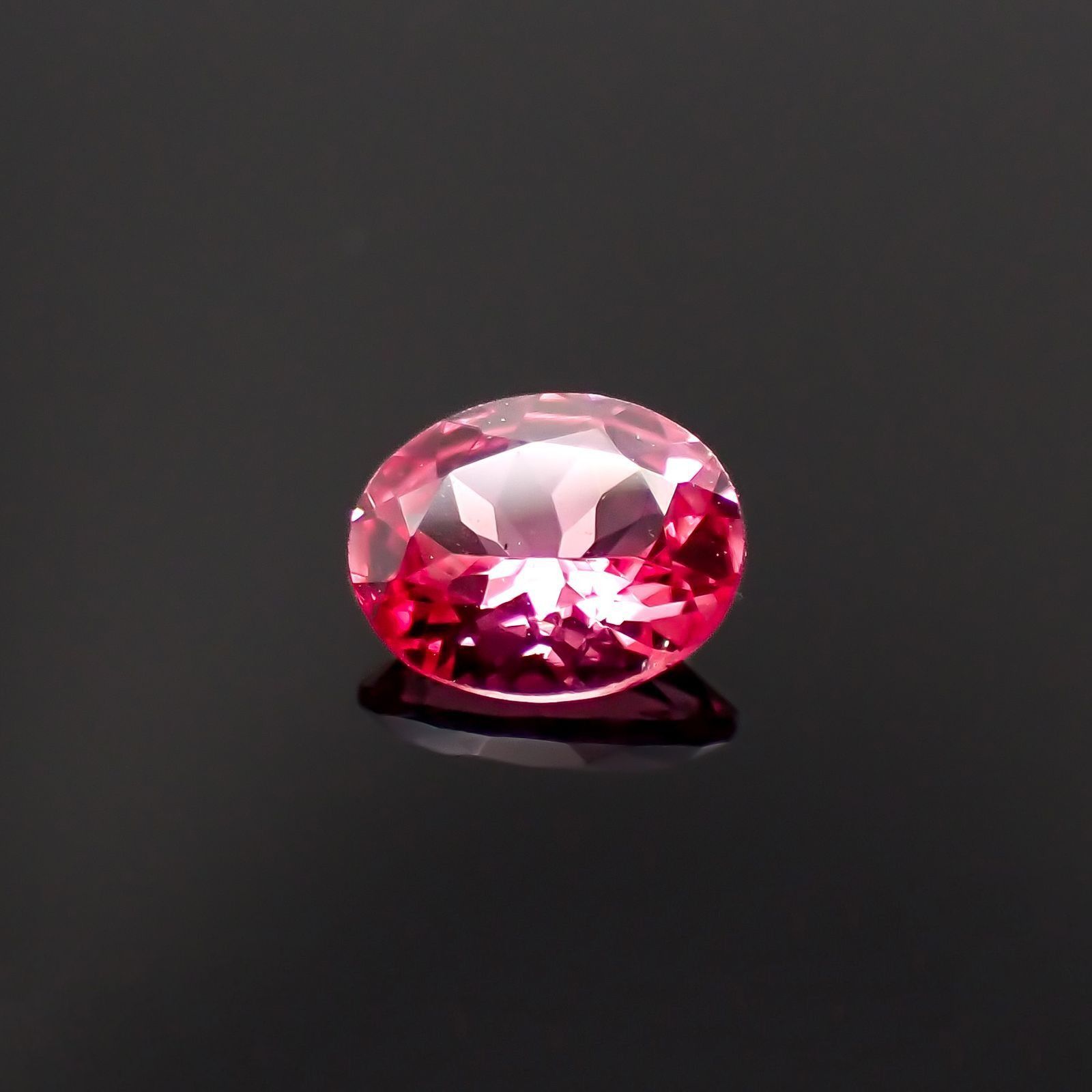 ホットピンクスピネル(宝石名ピンク・スピネル)タンザニア産 識別済 0.35ct / 5.1x4.1mm前後 [251120035]