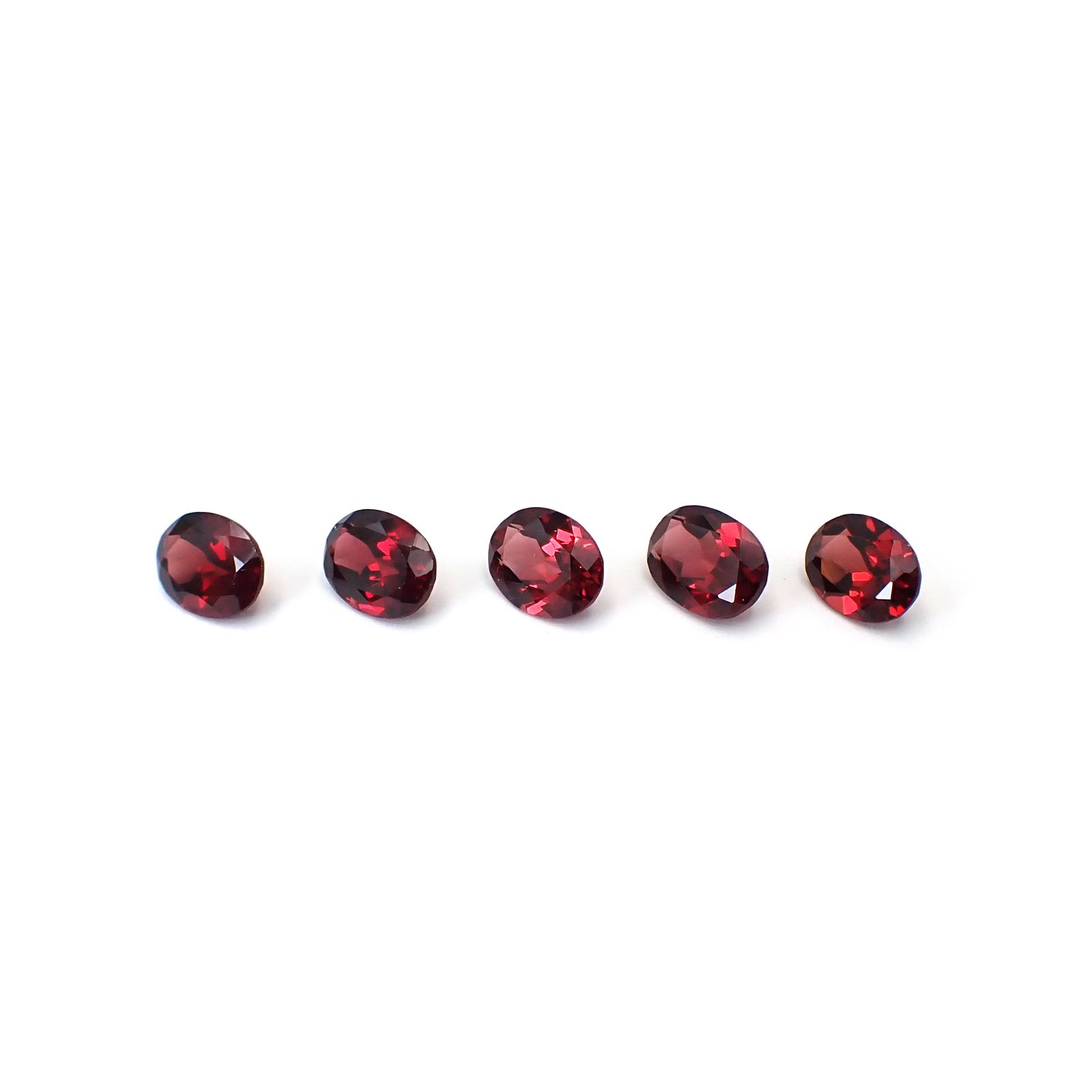 ◇ランダムセレクト◇パイロープアルマンディンガーネット モザンビーク産 約1.30ct / 8x6mm前後 [260532213]