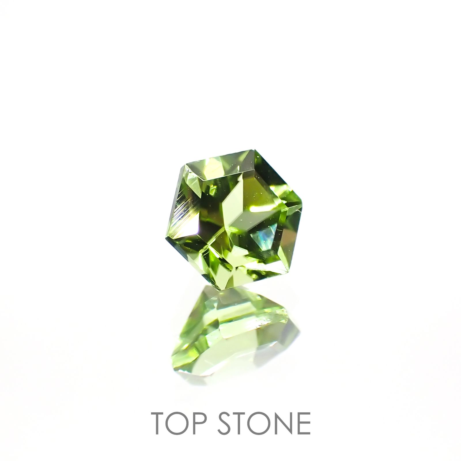◇ヘキサゴンカット◇ペリドット(宝石名ペリドット) パキスタン産 0.68ct 識別済[210913102]4.9×4.9mm前後