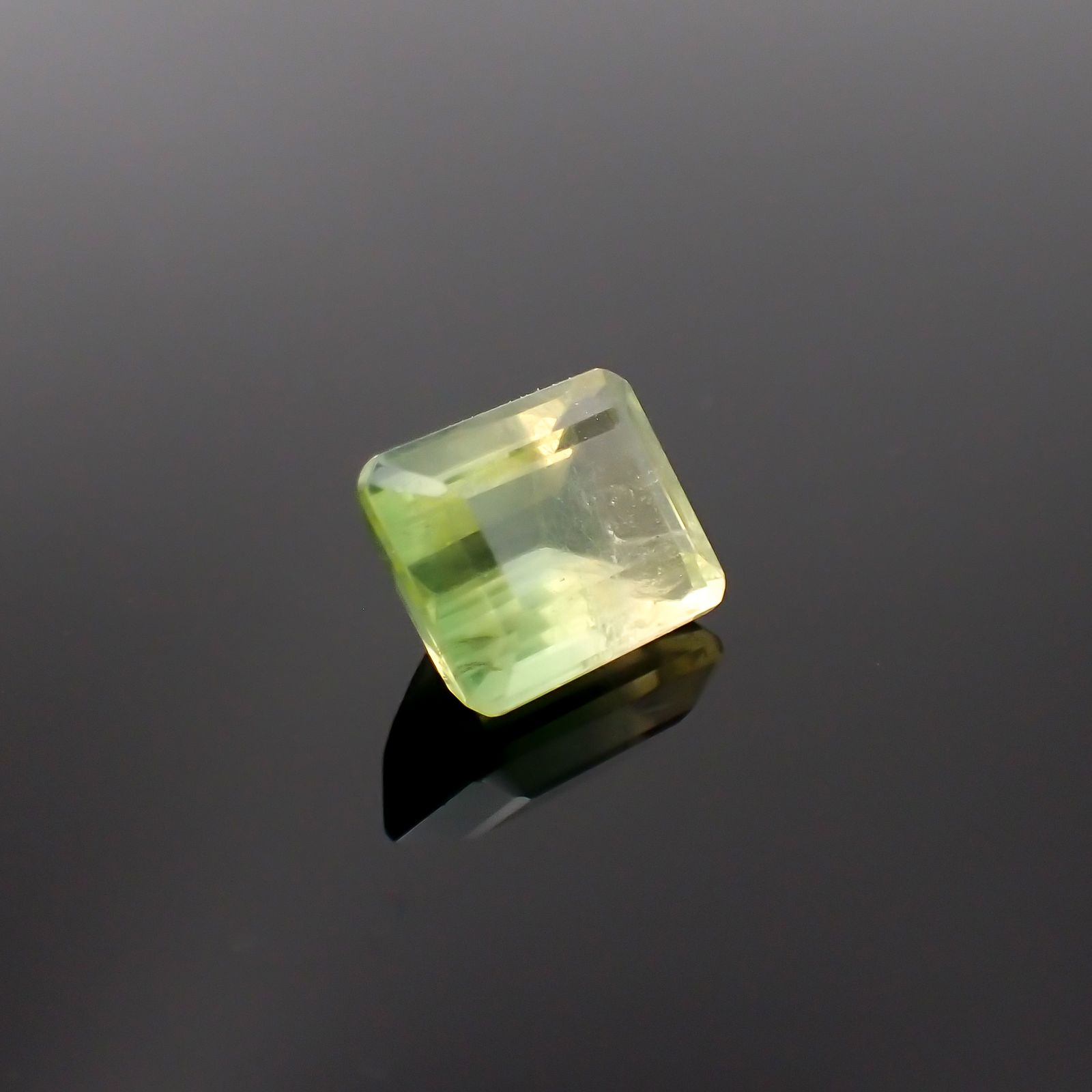 バイカラーフローライト フルオレッセンス ブラジル産 4.39ct[230722972]9.8x8.1mm前後