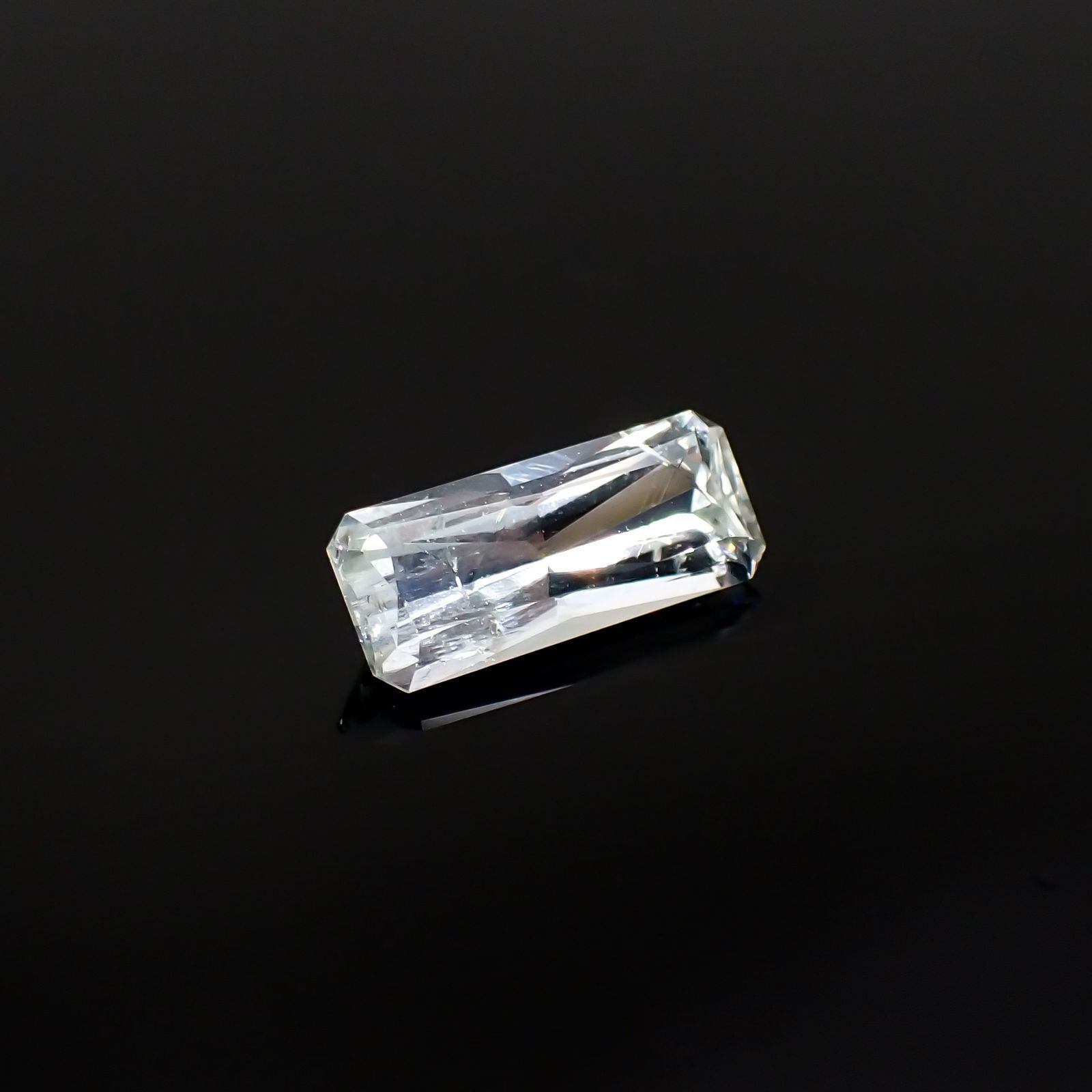 ジェレメジェバイト(宝石名エレメジェバイト)ナミビア産 ソ付(彩珠) 1.084ct / 10x4.2mm前後 [220616456]