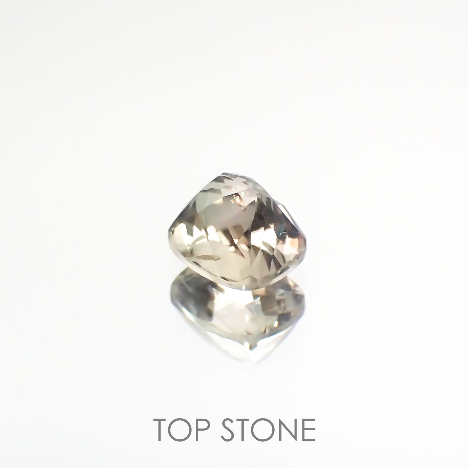 ダイアスポア カラーチェンジ(宝石名ダイアスポア) トルコ産 1.22ct 識別済[210812418]6.3×5.2mm前後