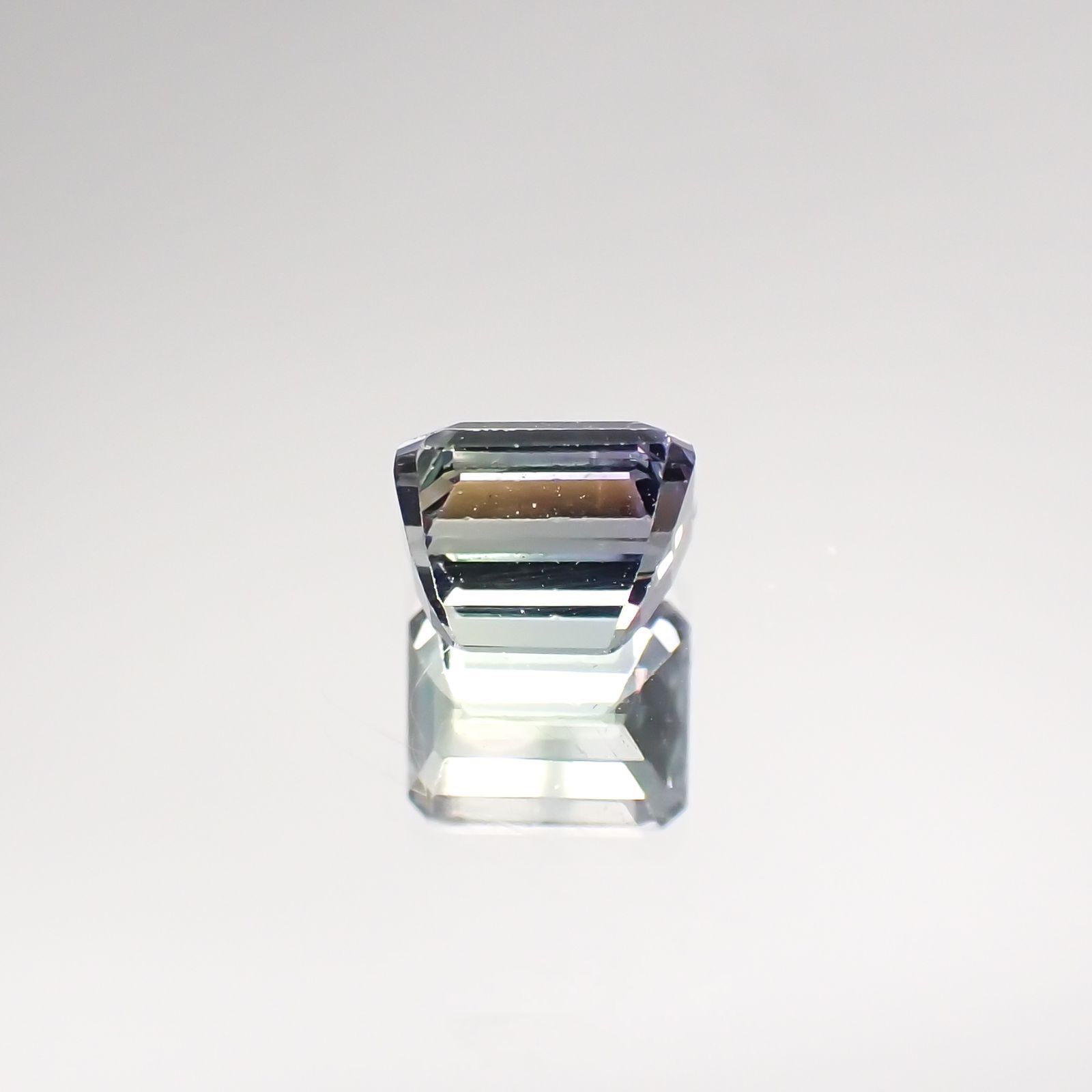 バイカラータンザナイト(宝石名バイカラー・ゾイサイト) タンザニア産 0.618ct ソ付(彩珠)[210711579]4.7×3.7mm前後