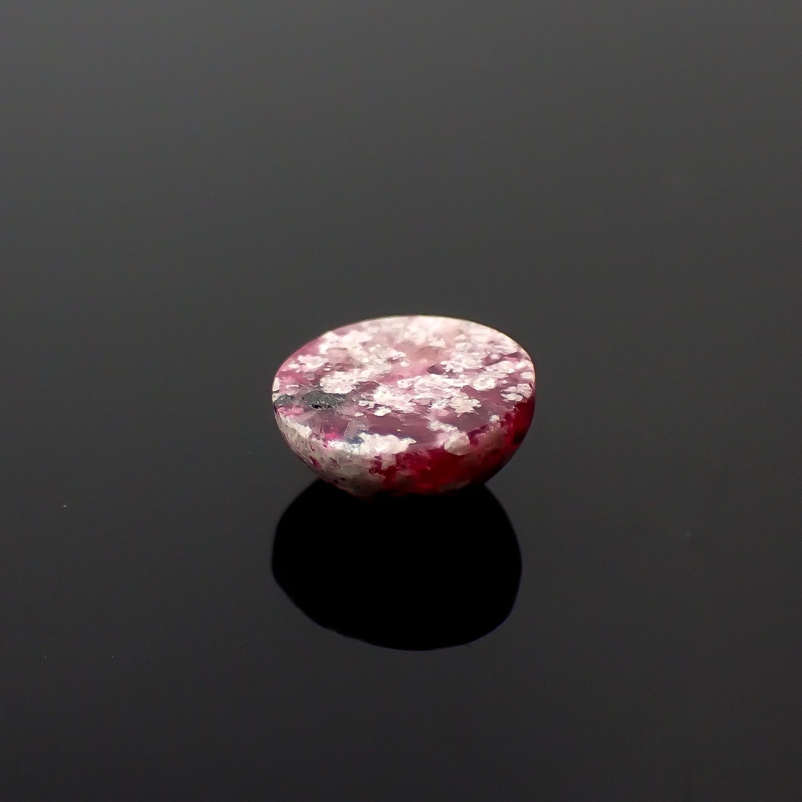 レッドベリル/ピンクベリル(母岩付き) アメリカ・ユタ州産 2.33ct [250530380]8.9x9mm前後